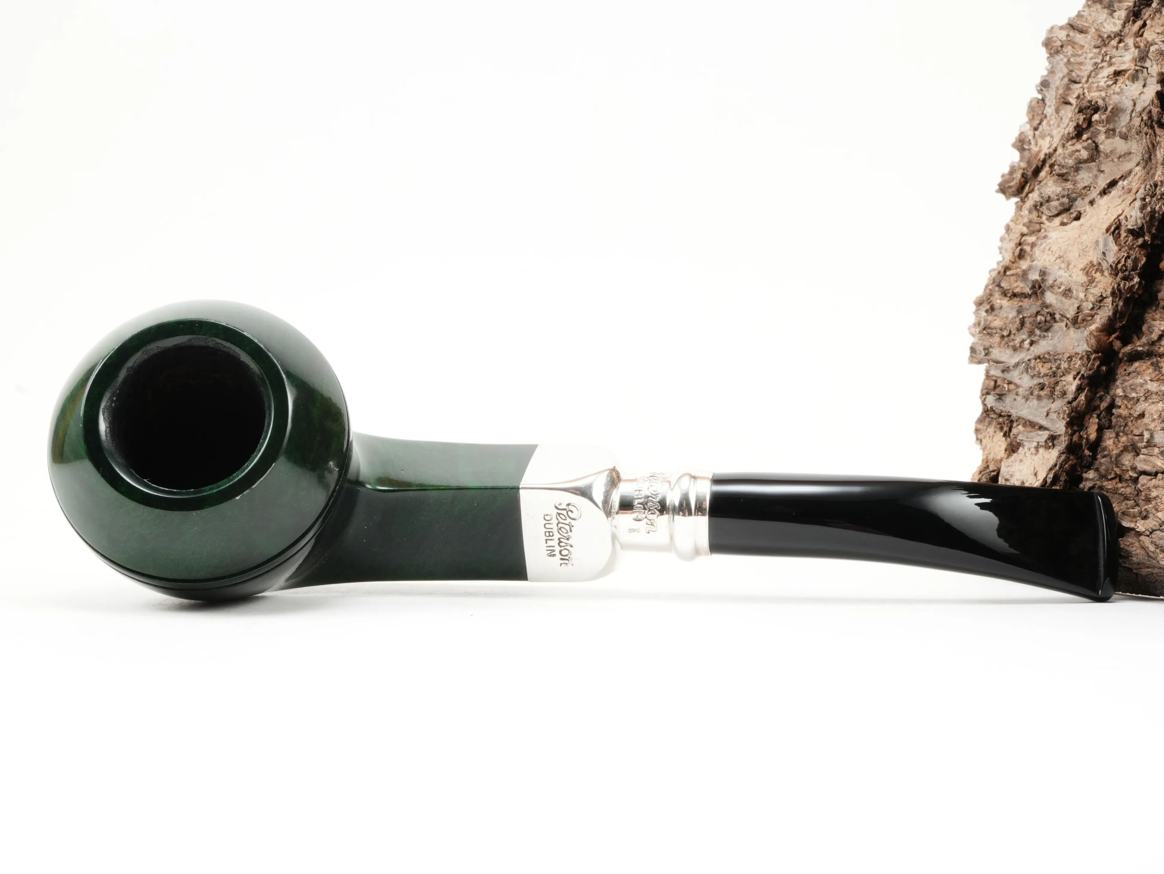Flache Draufsicht auf die liegende Peterson Spigot Green B5 Pfeife mit Blick auf den hochglänzenden grünen Pfeifenkopf mit Bulldog-Nut