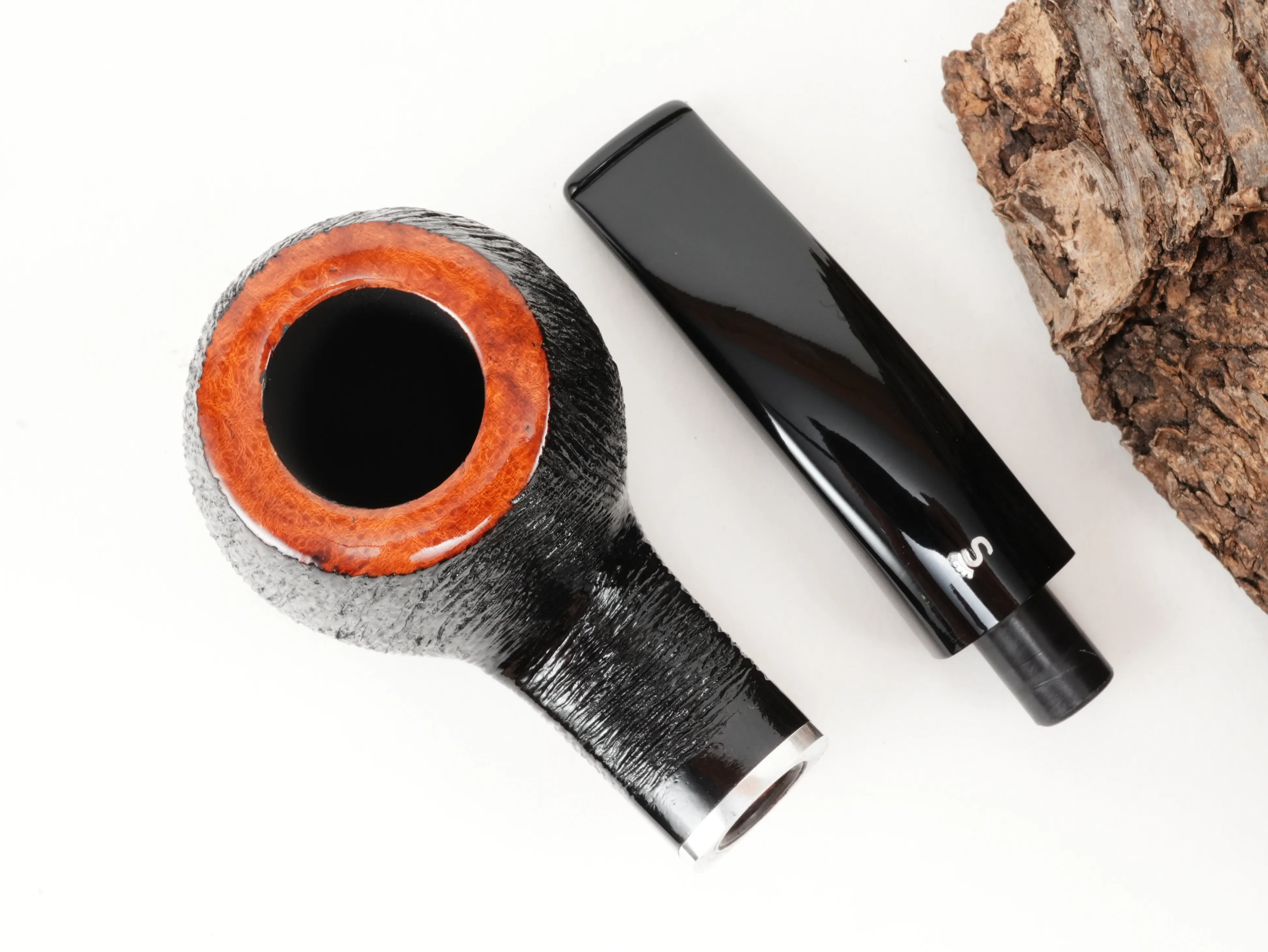 Draufsicht auf die zerlegte Stanwell København Brushed 182 Pfeife mit getrenntem rustiziertem Apple-Pfeifenkopf und schwarzem Mundstück