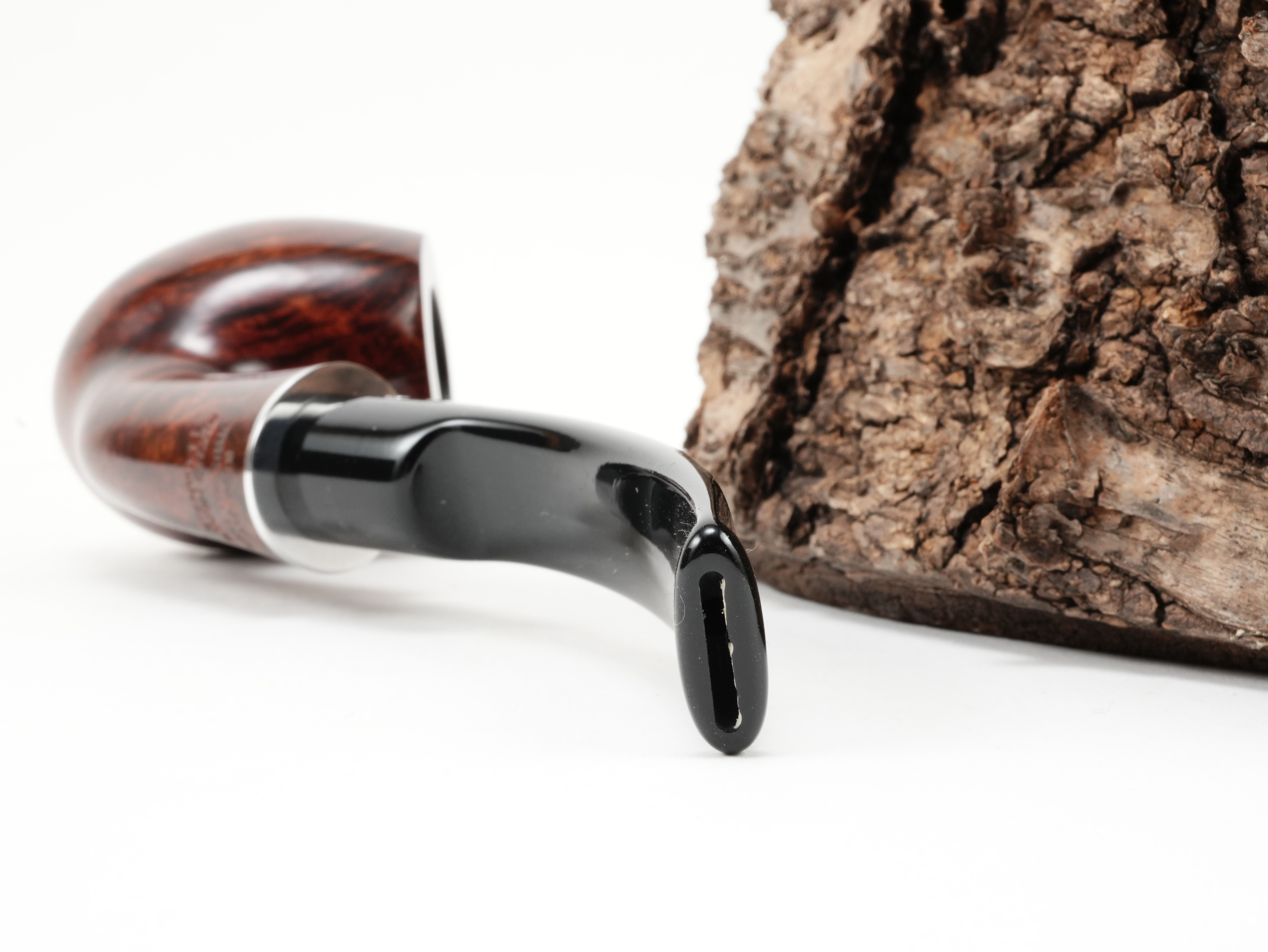 Nahaufnahme des kurzen schwarzen Acrylmundstücks der Stanwell H.C. Andersen Braun 7 mit Bissstelle von hinten
