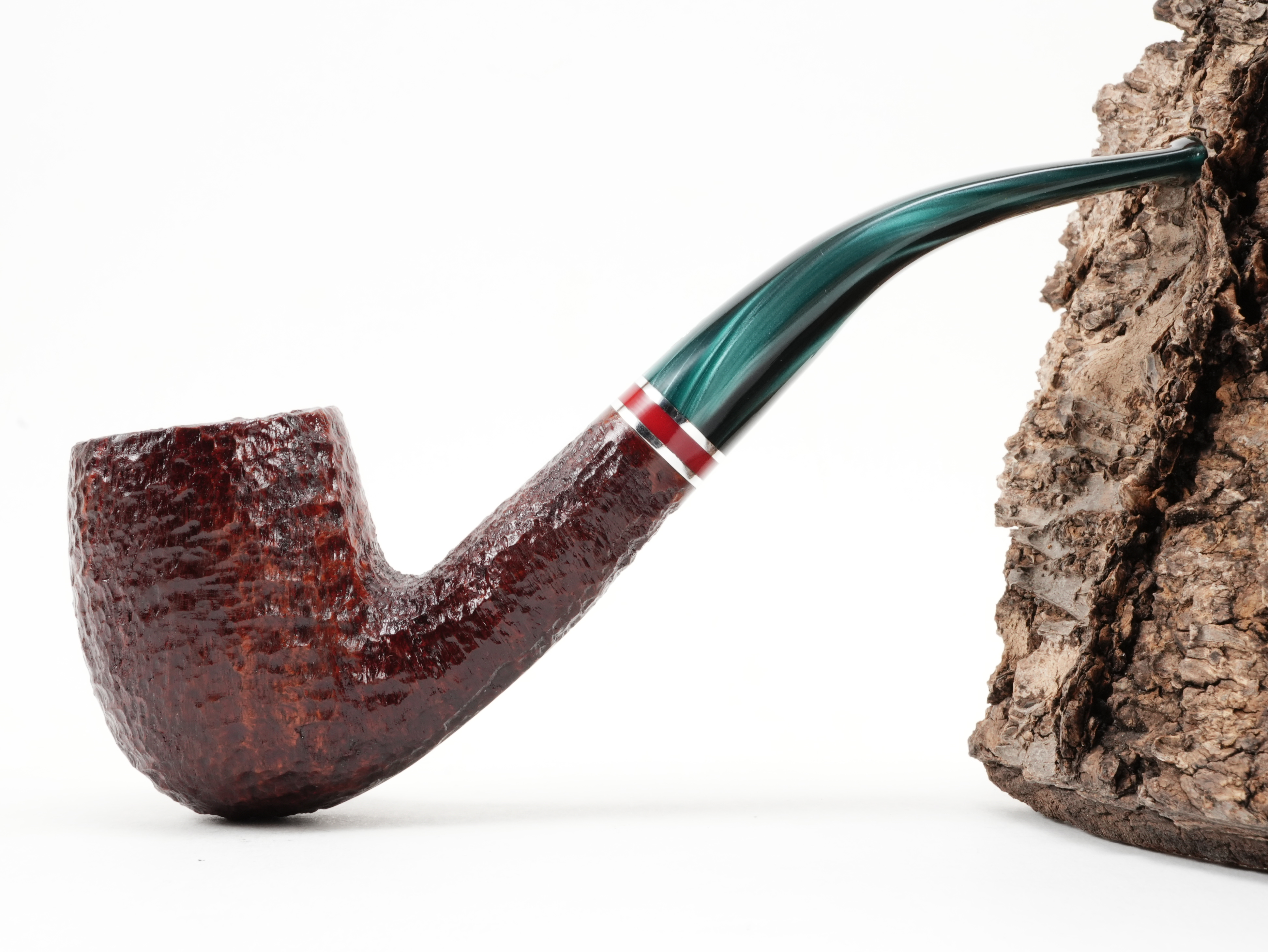 Seitenansicht der gebogenen Savinelli Saint Nicholas 2026 606 KS Bent-Billiard-Pfeife mit rustizierter Oberfläche