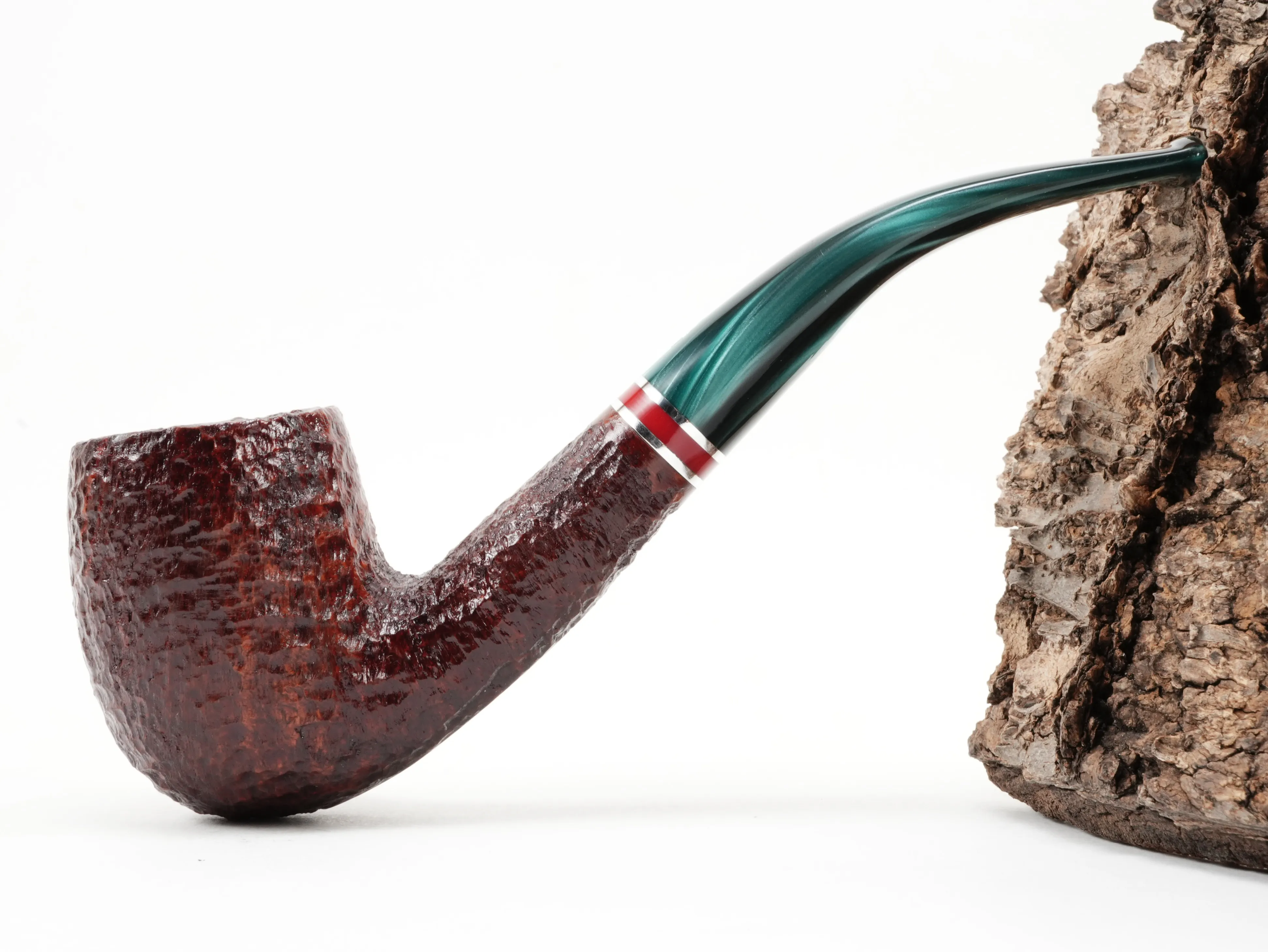 Seitenansicht der gebogenen Savinelli Saint Nicholas 2026 606 KS Bent-Billiard-Pfeife mit rustizierter Oberfläche