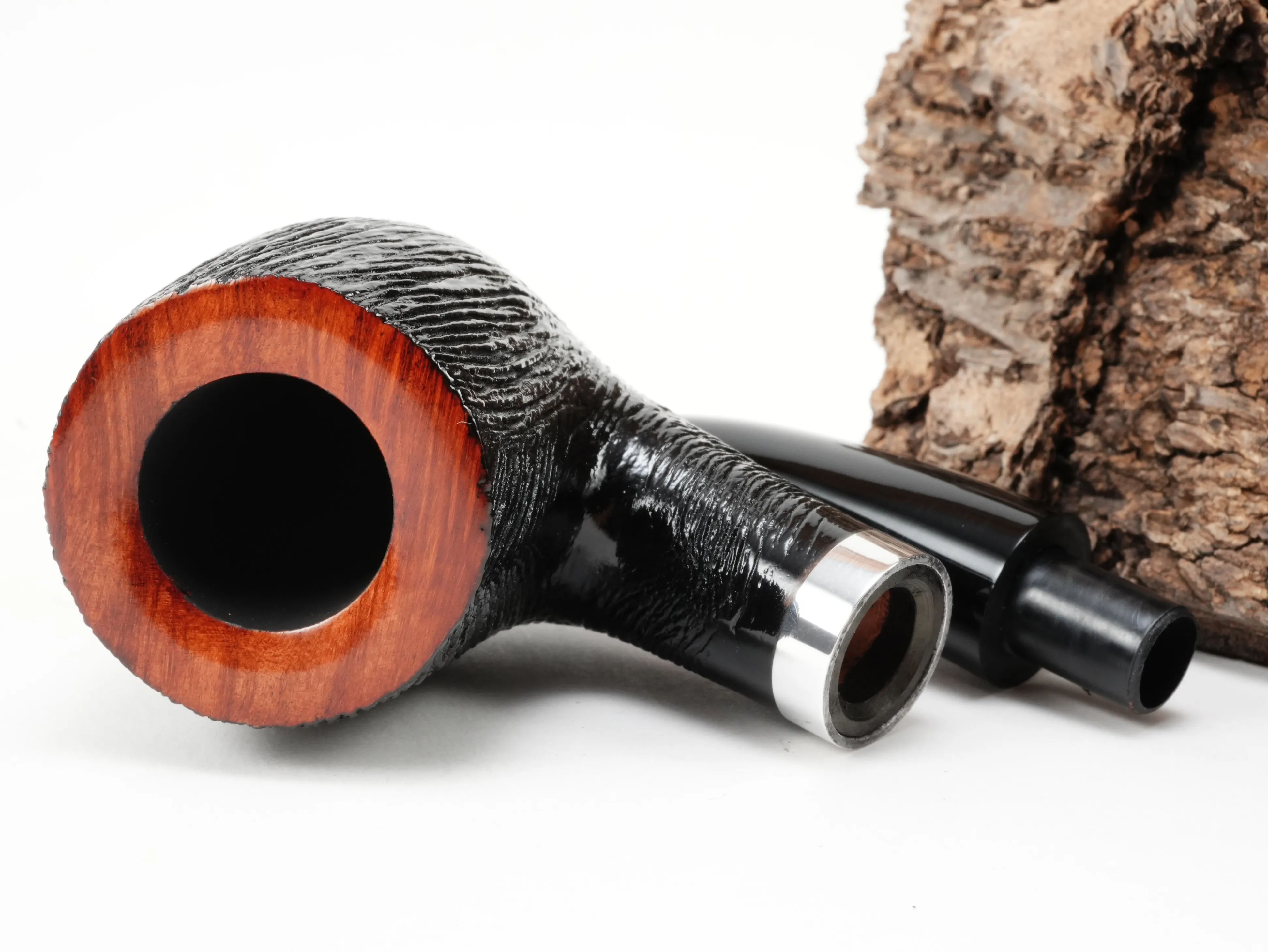 Zerlegte Stanwell København Brushed 246 Pfeife mit Blick auf die 9mm Filterbohrung und den Aluminiumring am Holmende