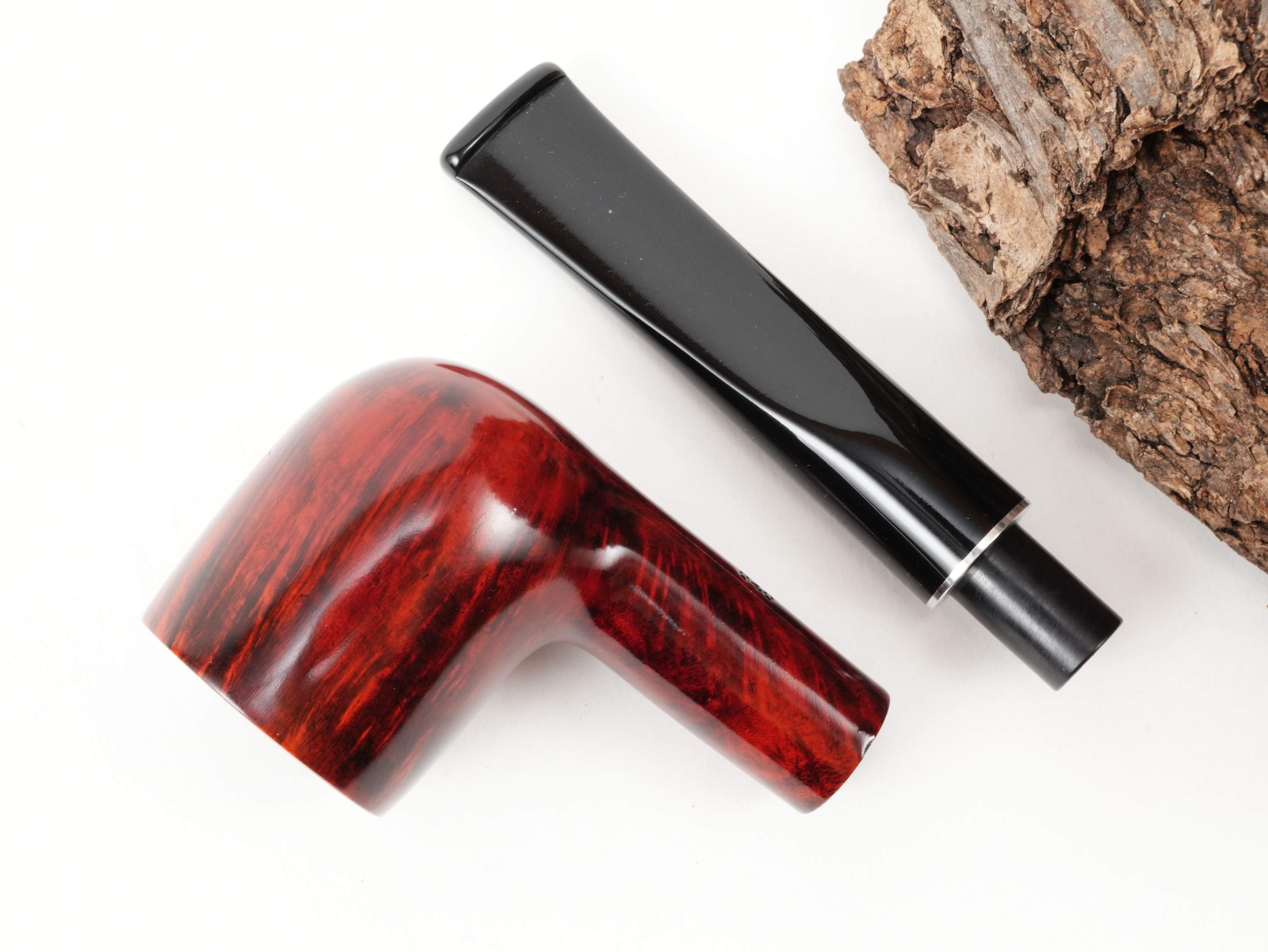 Draufsicht auf die zerlegte db Design Berlin Rügen rot 040/40 Pfeife mit getrenntem rot-schwarzem Billiard-Pfeifenkopf und schwarzem Mundstück