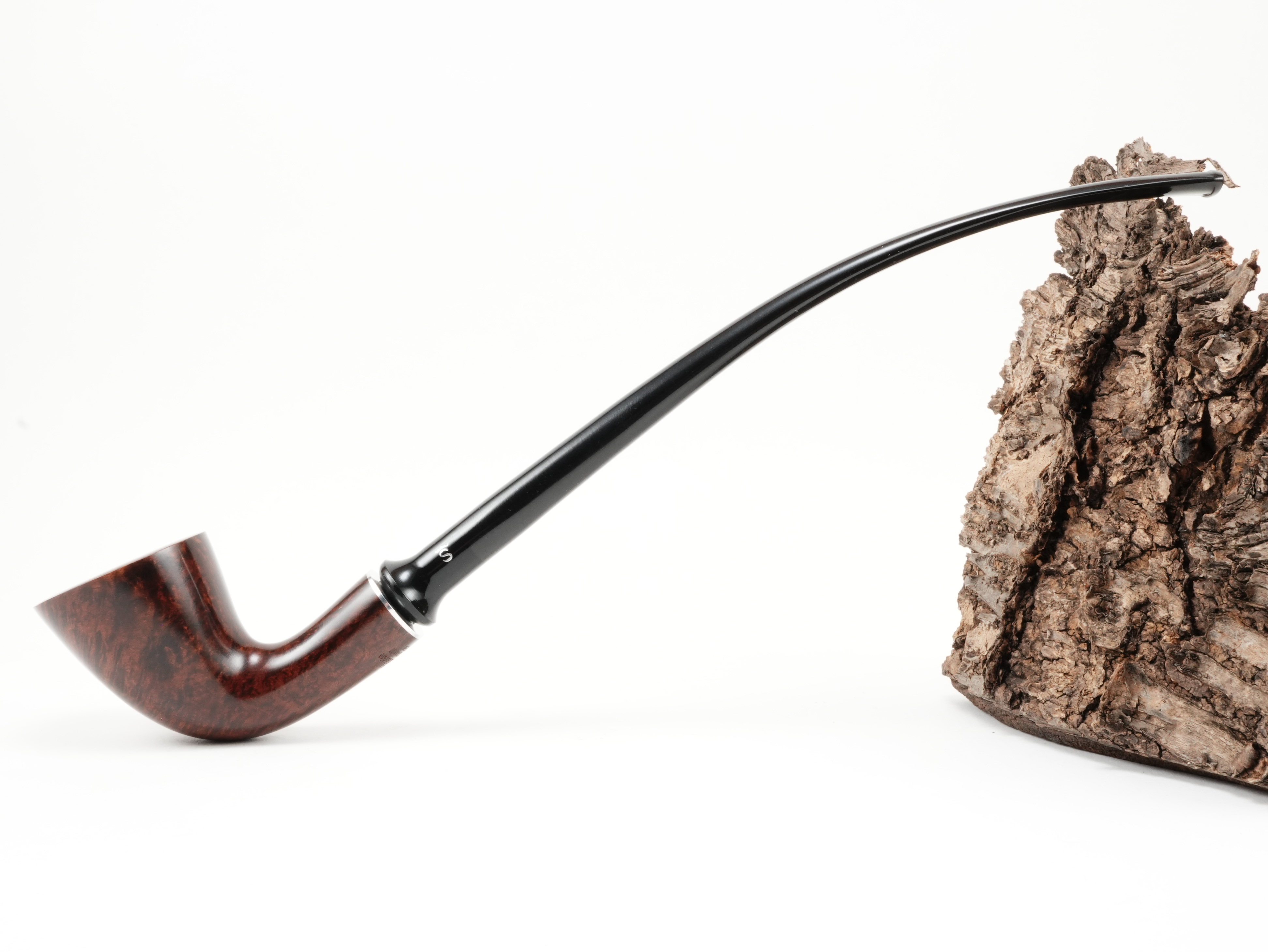 Seitenansicht der Stanwell H.C. Andersen Braun 6 Lesepfeife in voller Länge mit langem gebogenem Ebonitmundstück