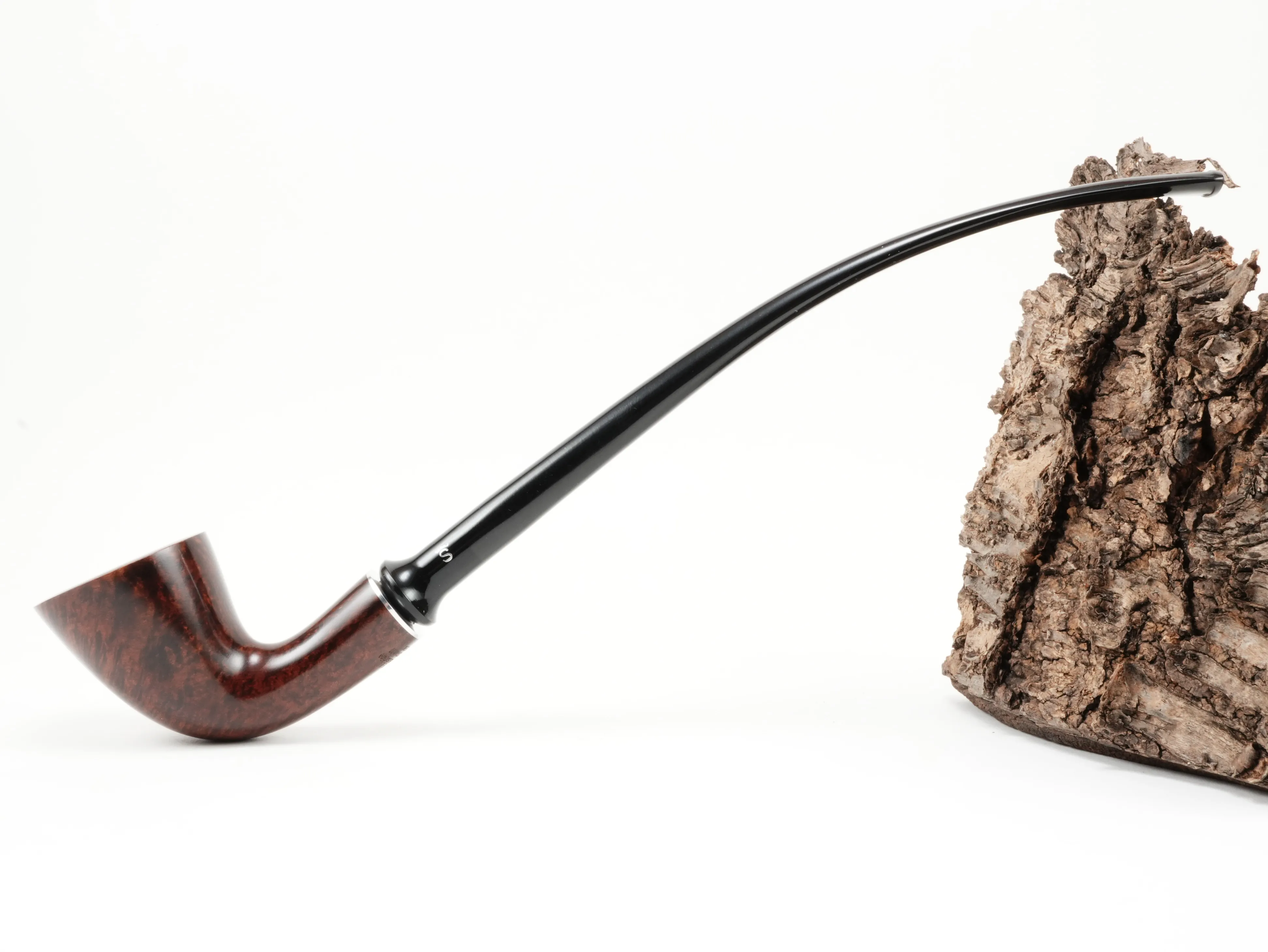 Seitenansicht der Stanwell H.C. Andersen Braun 6 Lesepfeife in voller Länge mit langem gebogenem Ebonitmundstück