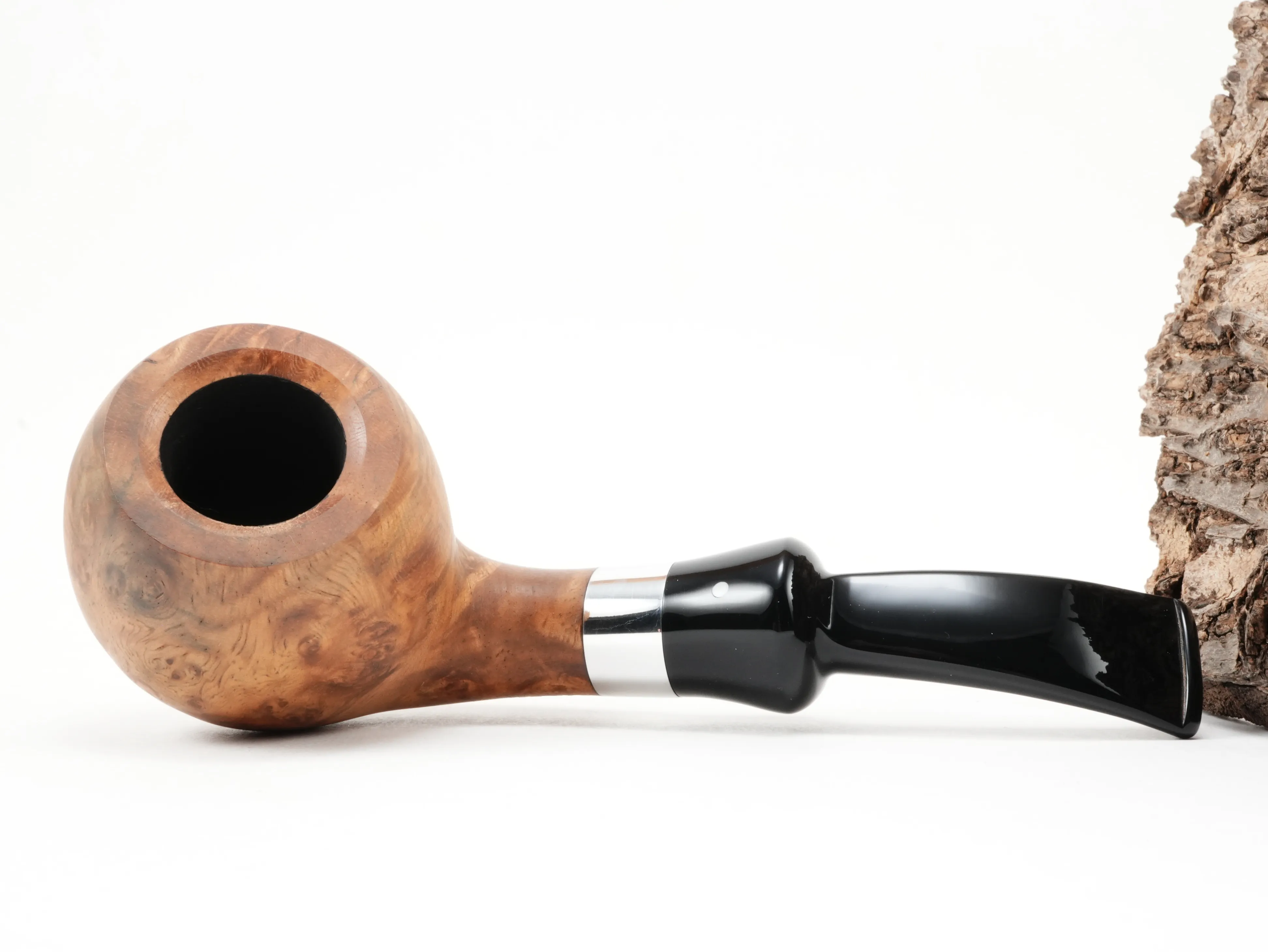 Flache Seitenansicht der gebogenen Vauen AMBA 177 Calabash-Pfeife mit schwungvoller Kopfform und geölter Holzstruktur