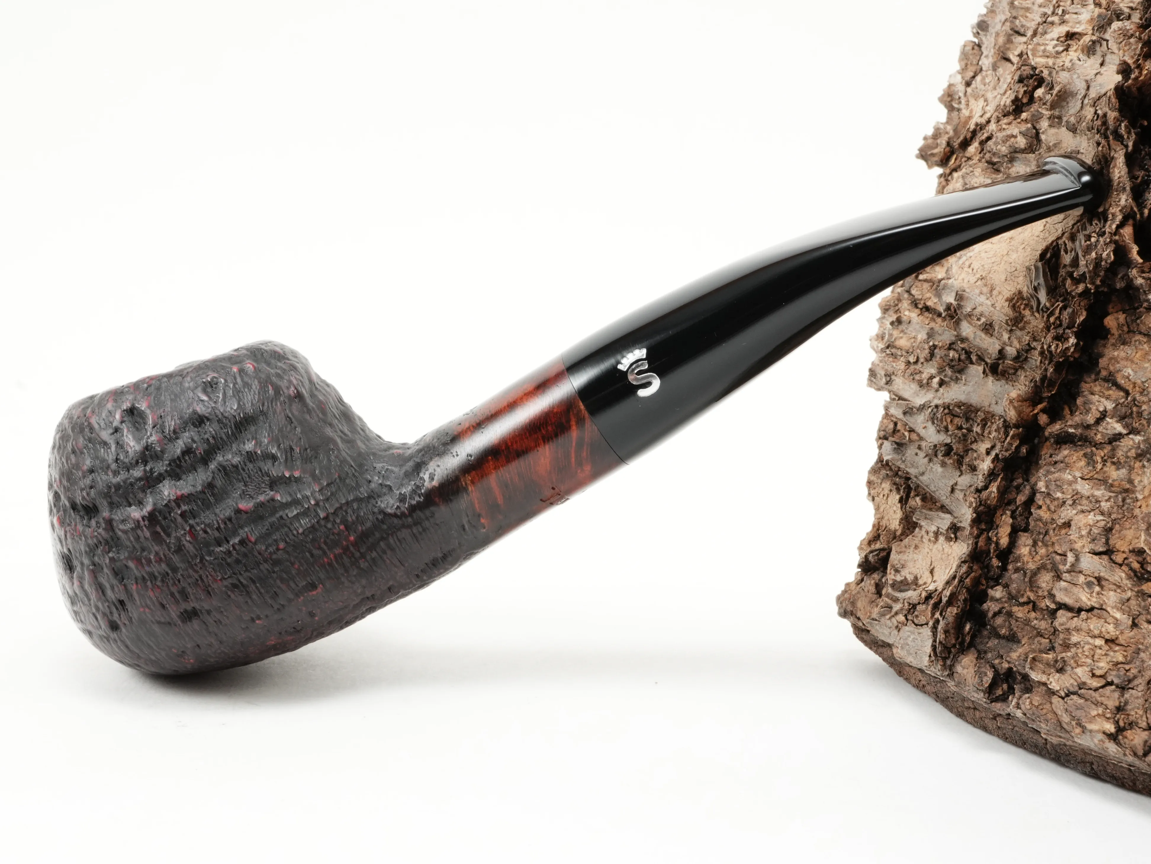 Seitenansicht der leicht gebogenen Stanwell Vario 109 Brandy-Pfeife mit sandgestrahltem Kopf und glatt poliertem Holmabschluss
