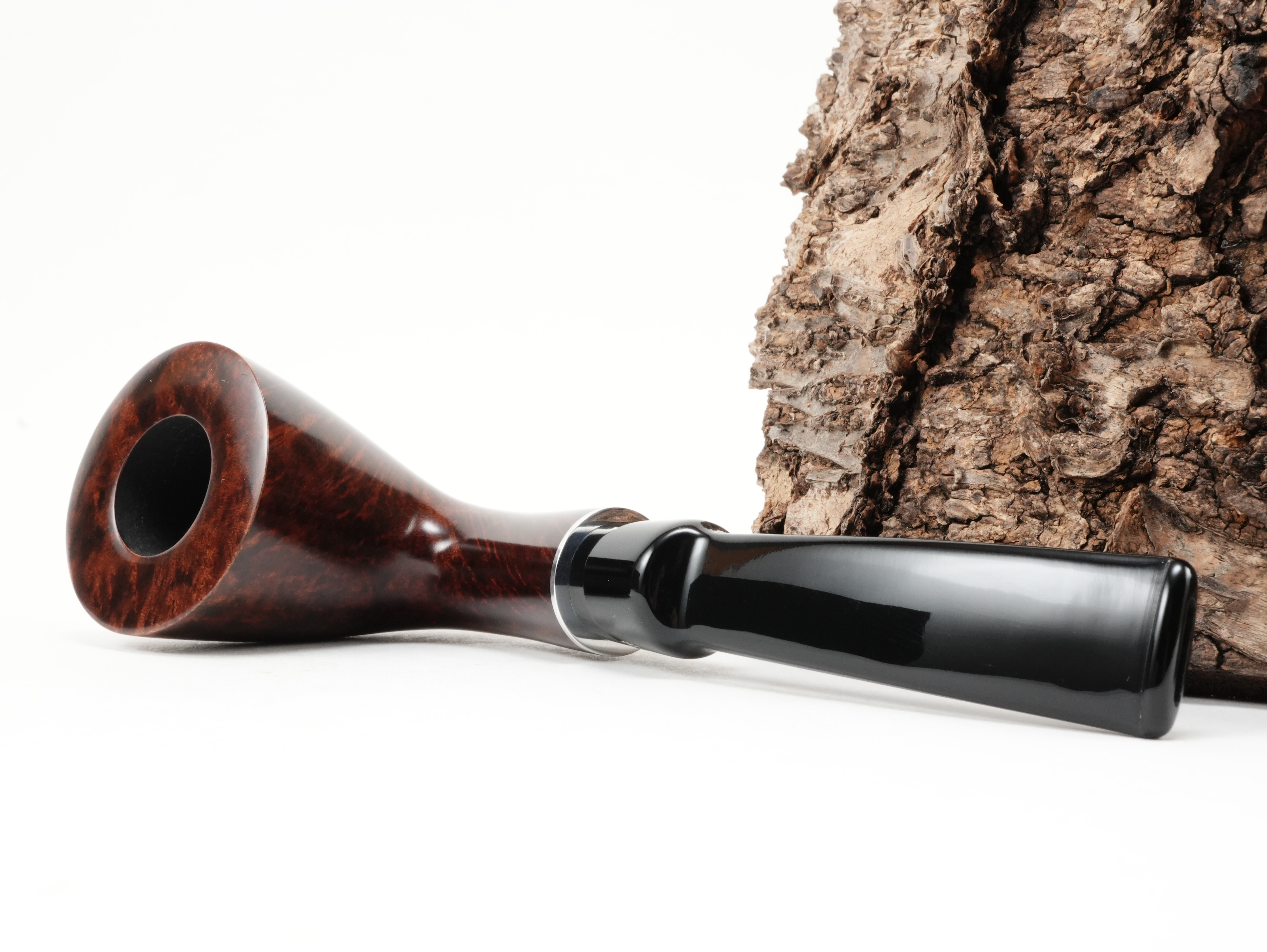 Stanwell H.C. Andersen Braun 6 Pfeife liegend von schräg hinten mit glänzendem Metallring und kurzem Mundstück