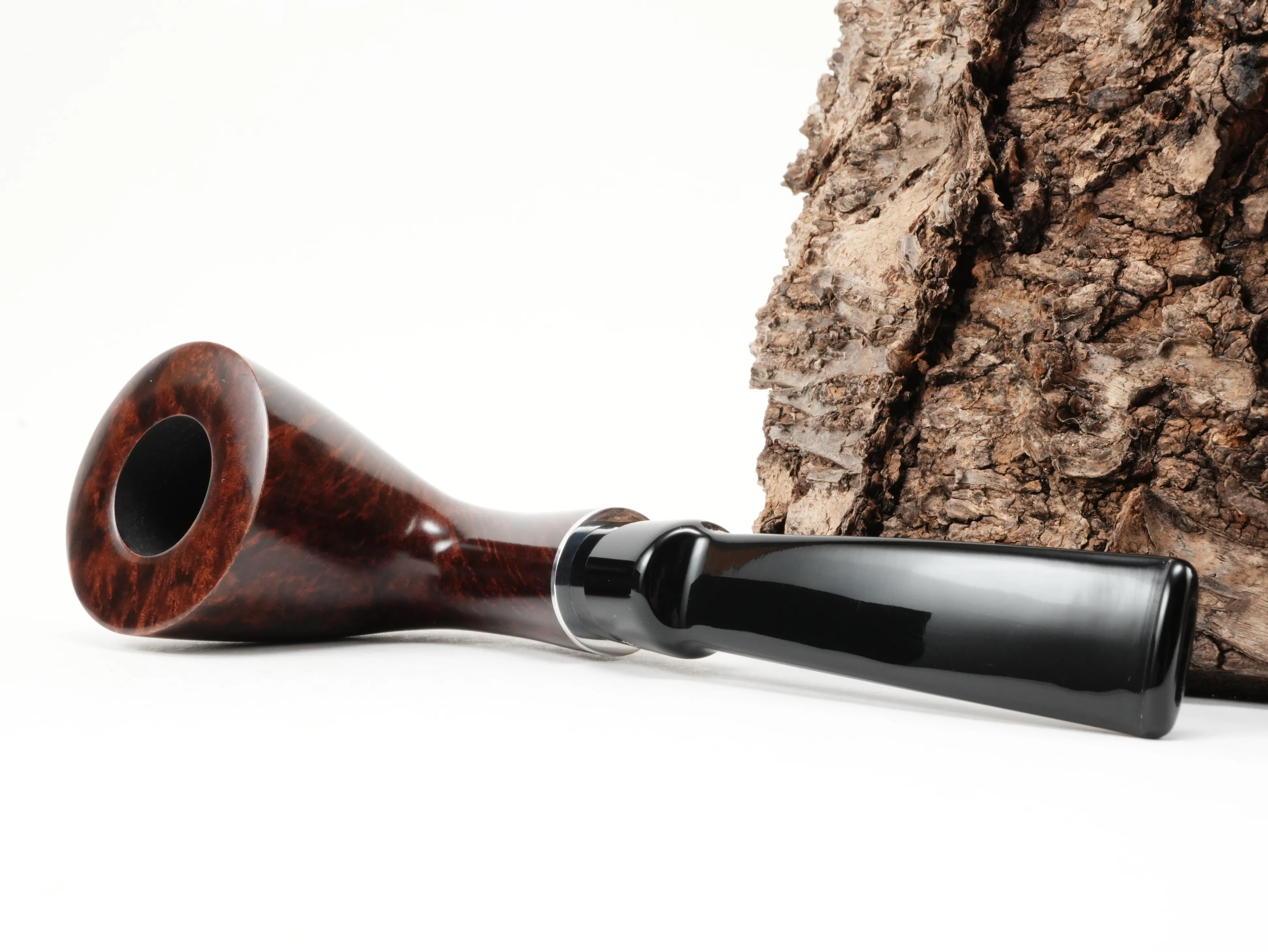 Stanwell H.C. Andersen Braun 6 Pfeife liegend von schräg hinten mit glänzendem Metallring und kurzem Mundstück