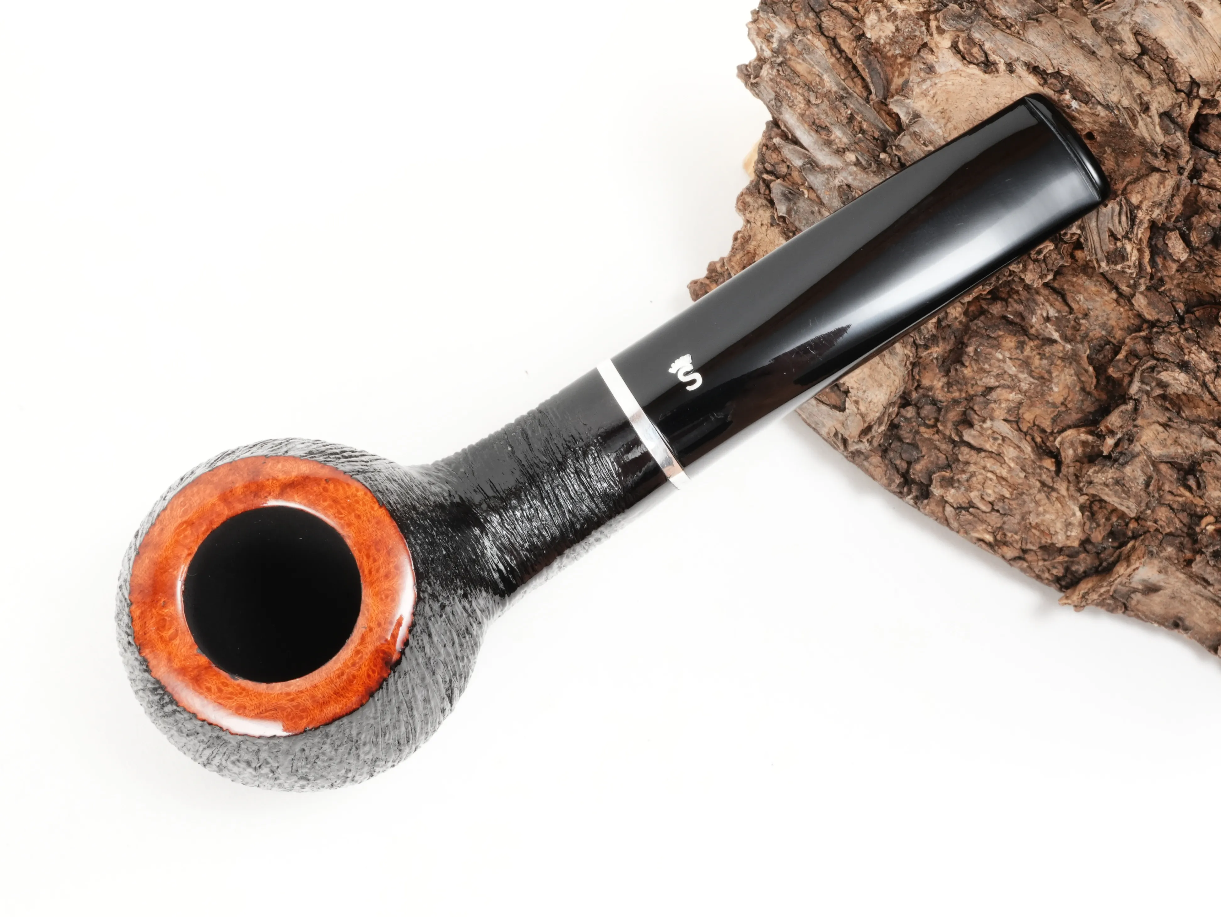 Stehende Stanwell København Brushed 182 Pfeife in der Draufsicht mit Blick in die Tabakkammer und auf den glatten rötlichen Kopfrand