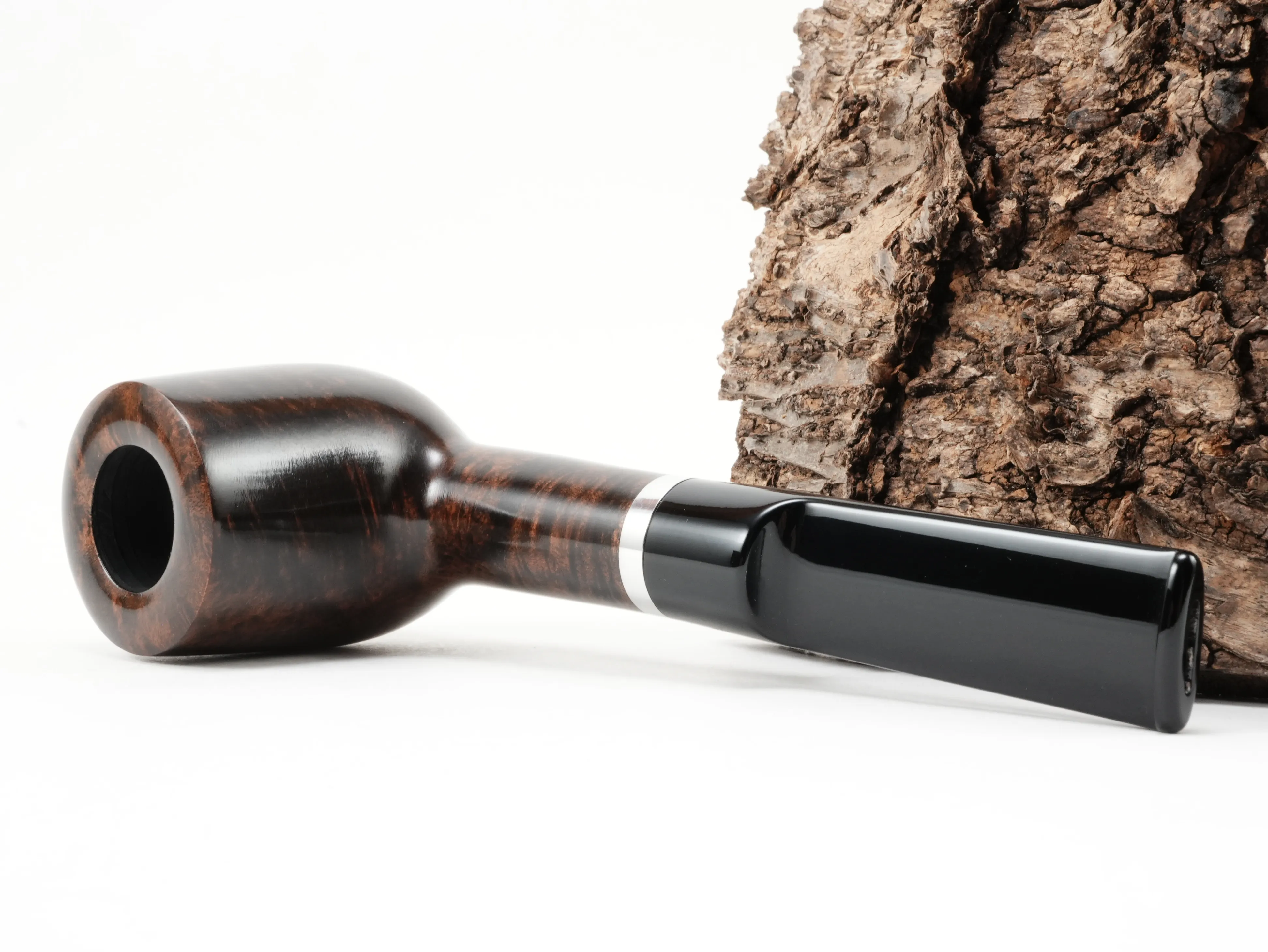 Stanwell København 13 Straight Billiard Pfeife liegend von schräg hinten mit Blick auf den Aluminiumring am Holm