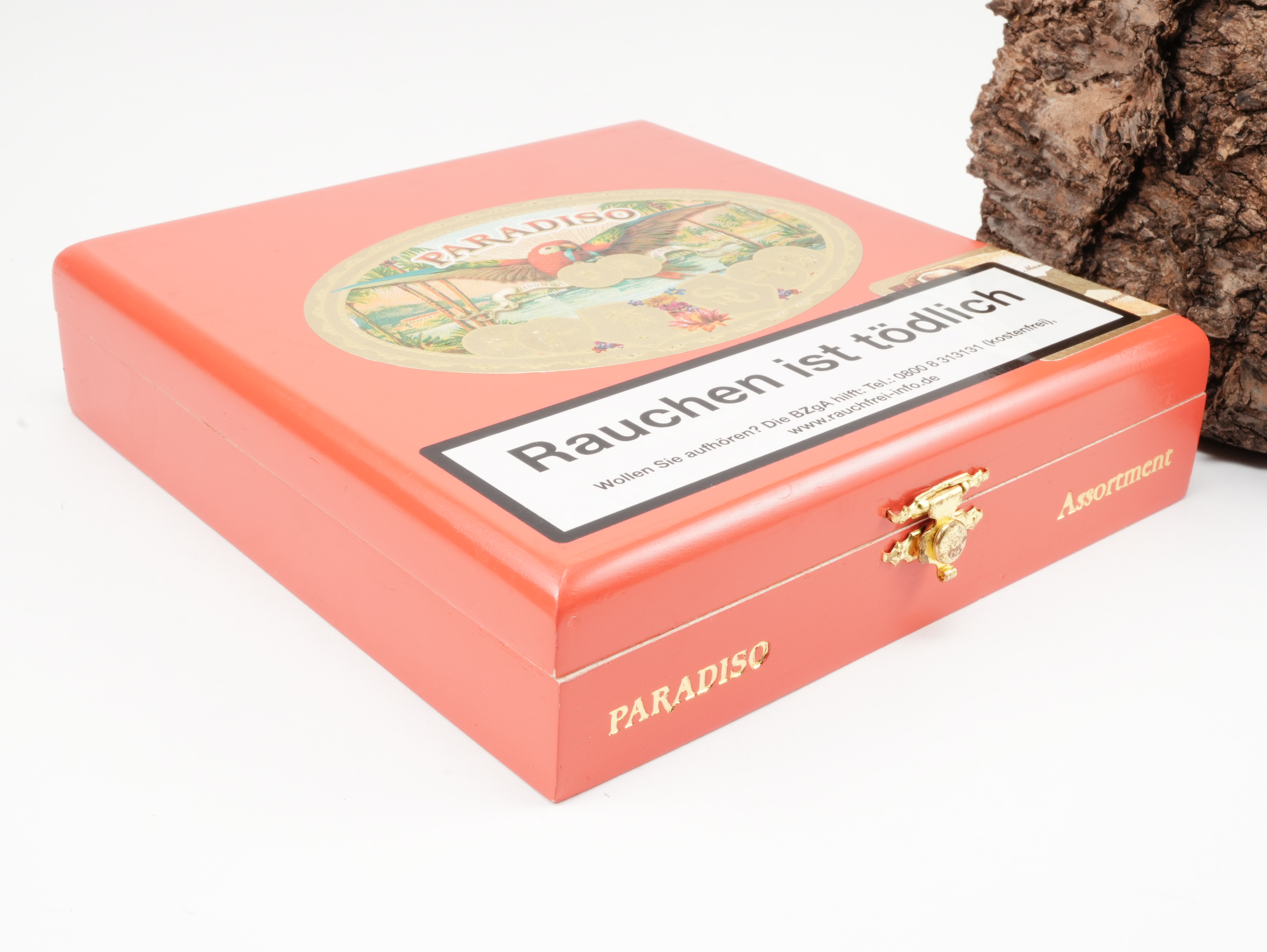 Geschlossene Massivholz-Kiste des Paradiso 60 Ring Assortment Samplers mit Messingverschluss – Perspektive schräg oben