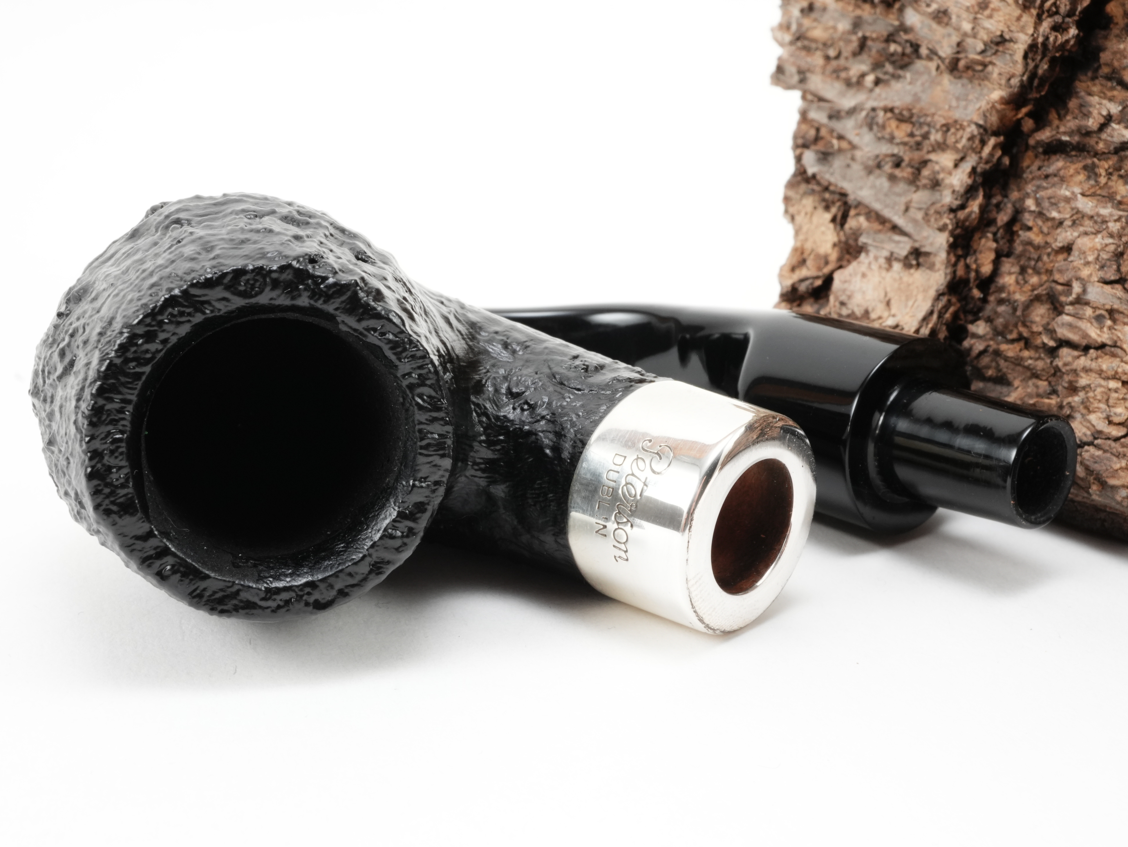 Zerlegte Peterson Deluxe System 20s PL sand Pfeife mit Blick auf die 9mm Filterbohrung im silbergefassten Holm und das getrennte Deluxe-Steckermundstück