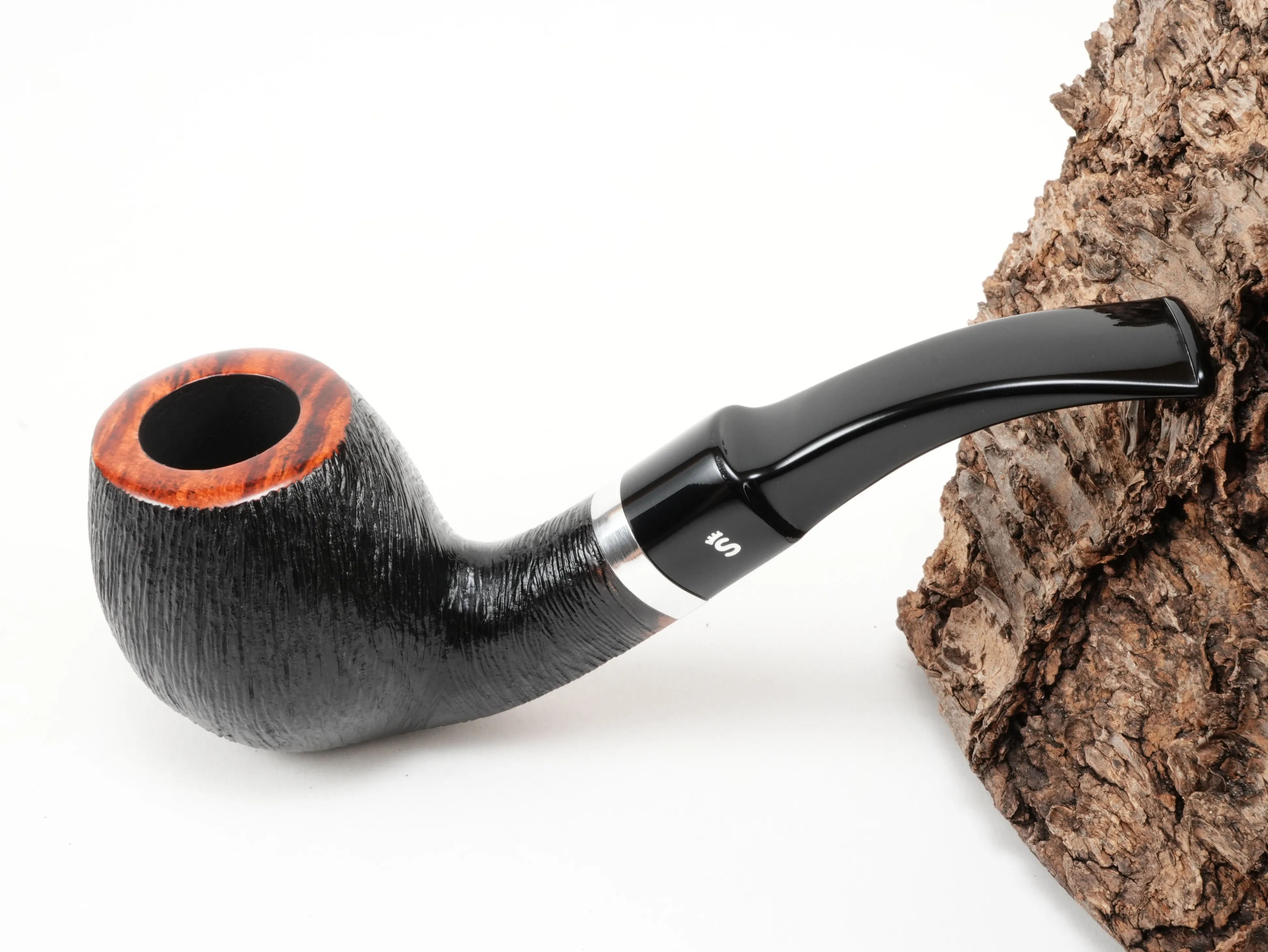 Schwarz gebürstete rustizierte Stanwell København Brushed 232 Pfeife Bent Freestyle mit rötlichem Kopfrand und Aluminiumring – Titelbild schräg von oben