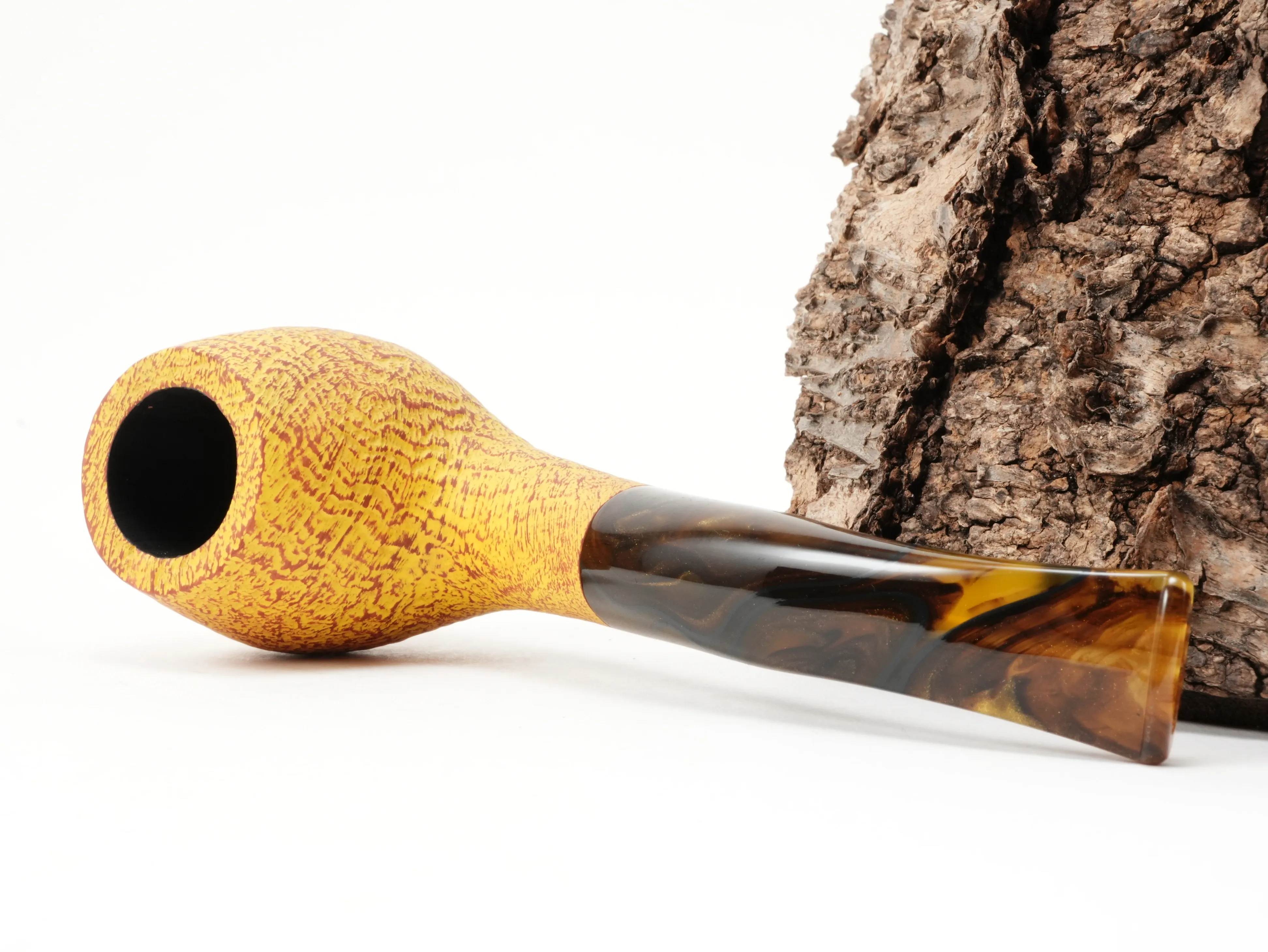 Gelbe Vauen SAVANNA 5061 Half-Bent-Classic-Pfeife liegend von schräg hinten mit sandgestrahlter Holzstruktur