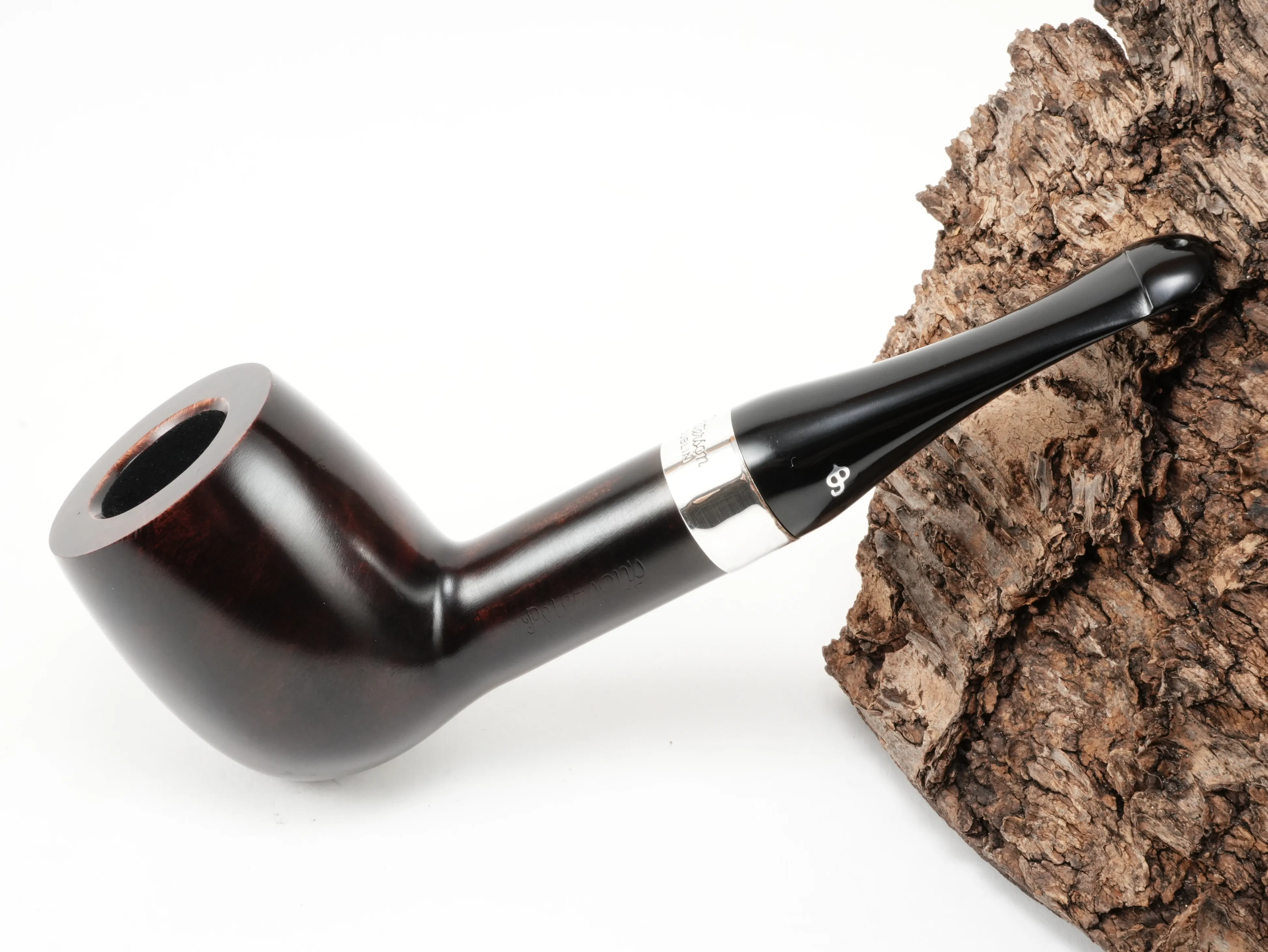 Große dunkelbraune Peterson House Pipe Billiard Heritage Pfeife mit 925er Sterling Silberring und Ebonit-Mundstück – Titelbild schräg von oben