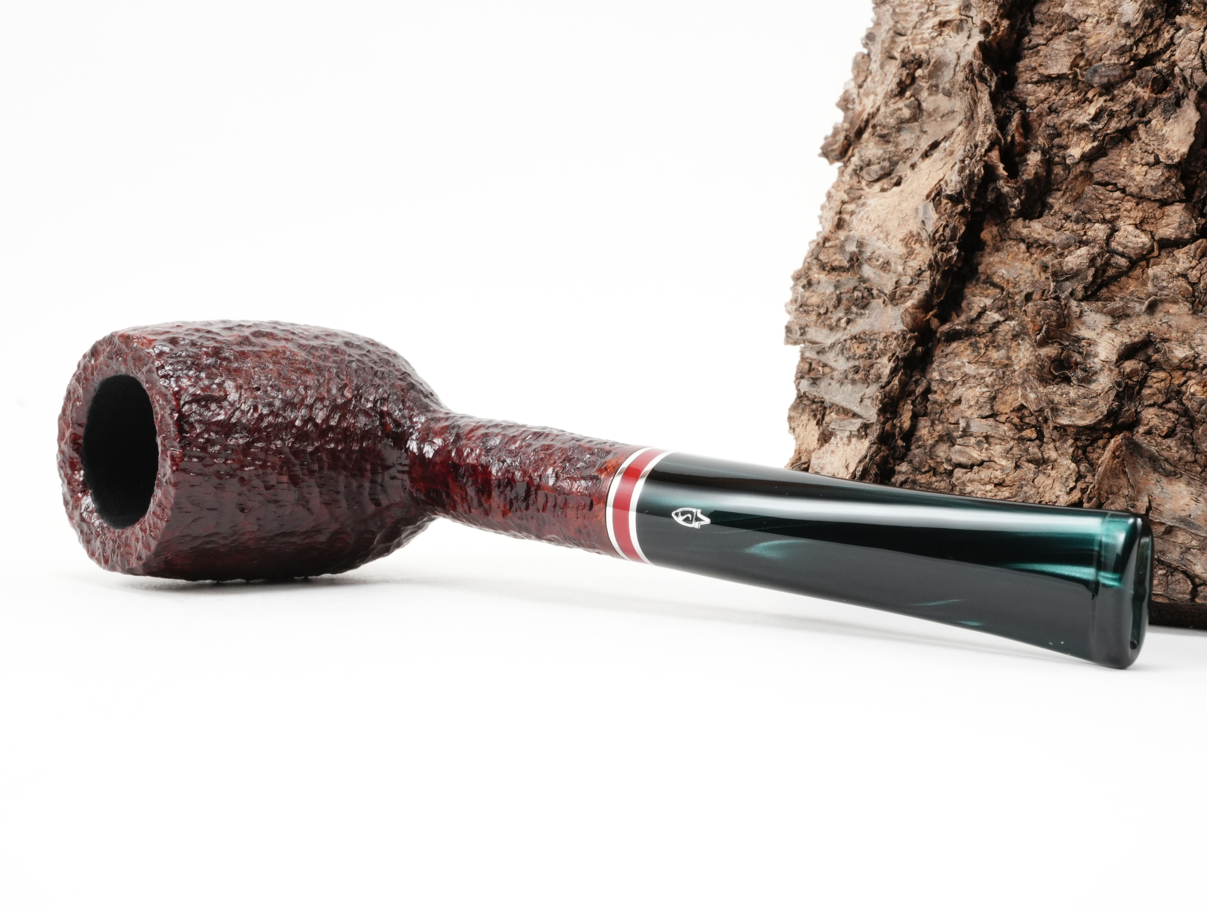 Savinelli Saint Nicholas 2026 111 KS Straight Billiard Pfeife liegend von schräg hinten mit Savinelli-Logo am Mundstück