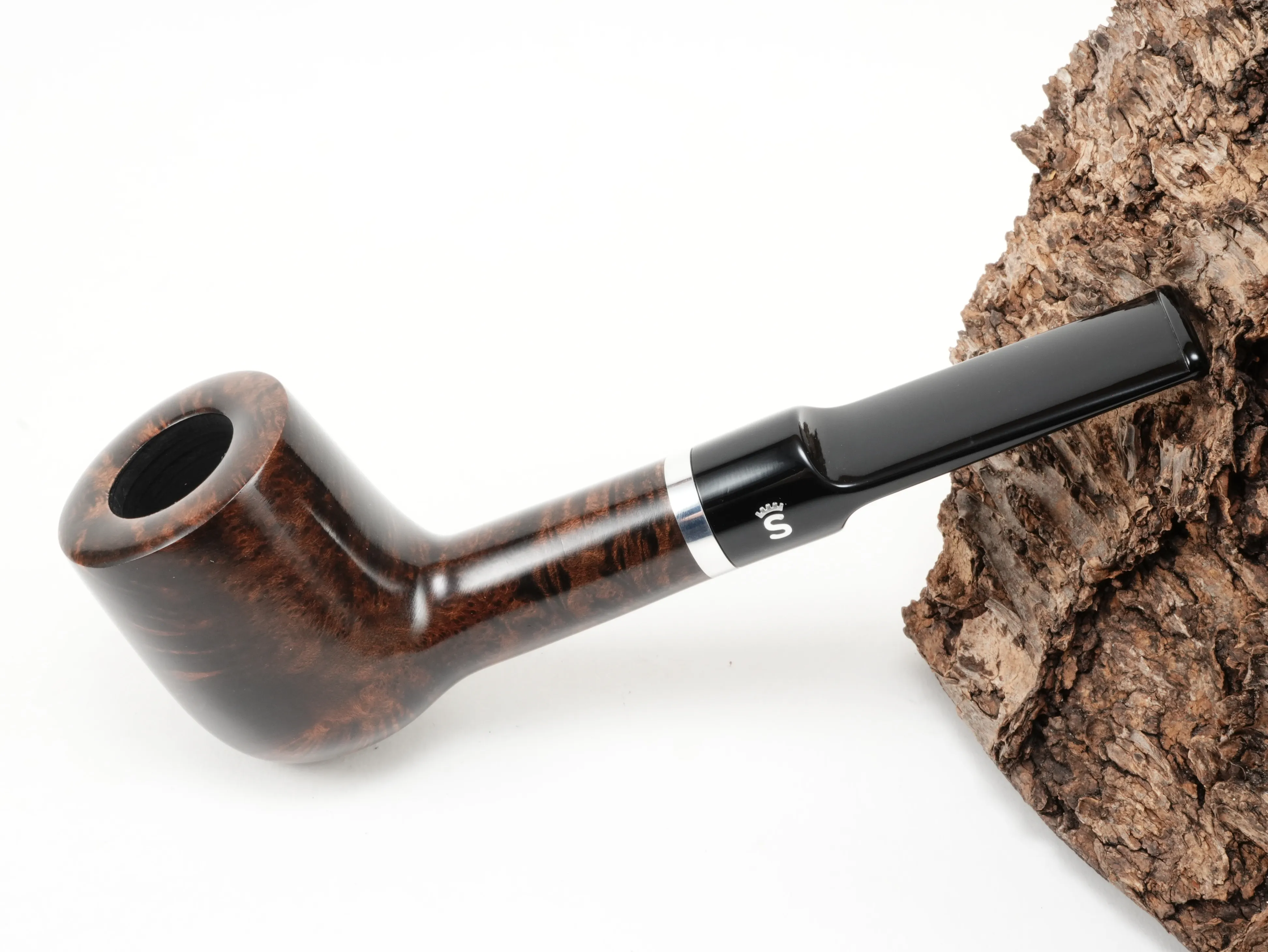 Glatte dunkelbraune Stanwell København 13 Pfeife Straight Billiard mit Aluminiumring und schwarzem Acrylmundstück – Titelbild schräg von oben
