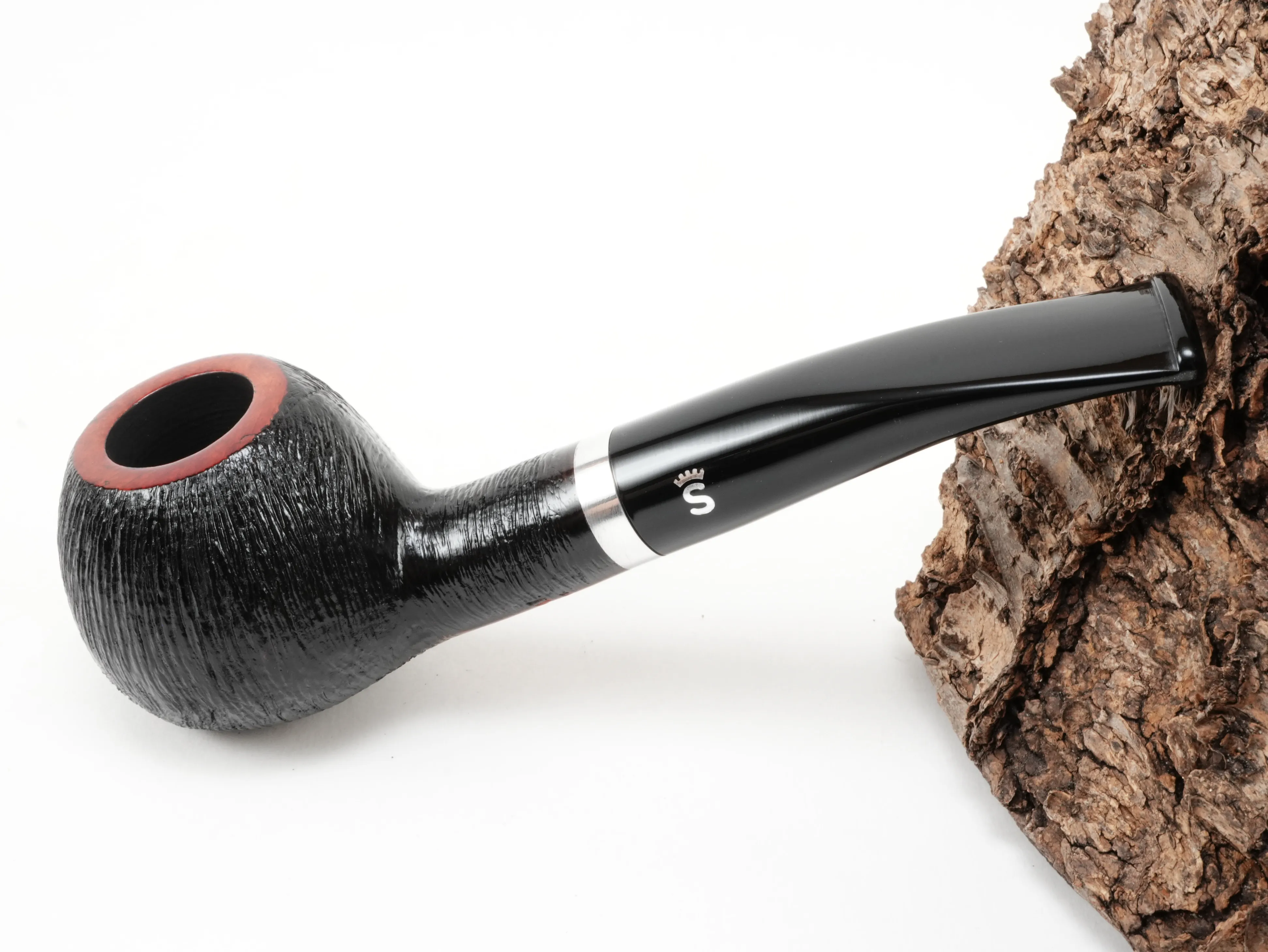 Schwarz gebürstete rustizierte Stanwell København Brushed 109 Pfeife Half-Bent Brandy mit rötlichem Kopfrand und Aluminiumring – Titelbild schräg von oben