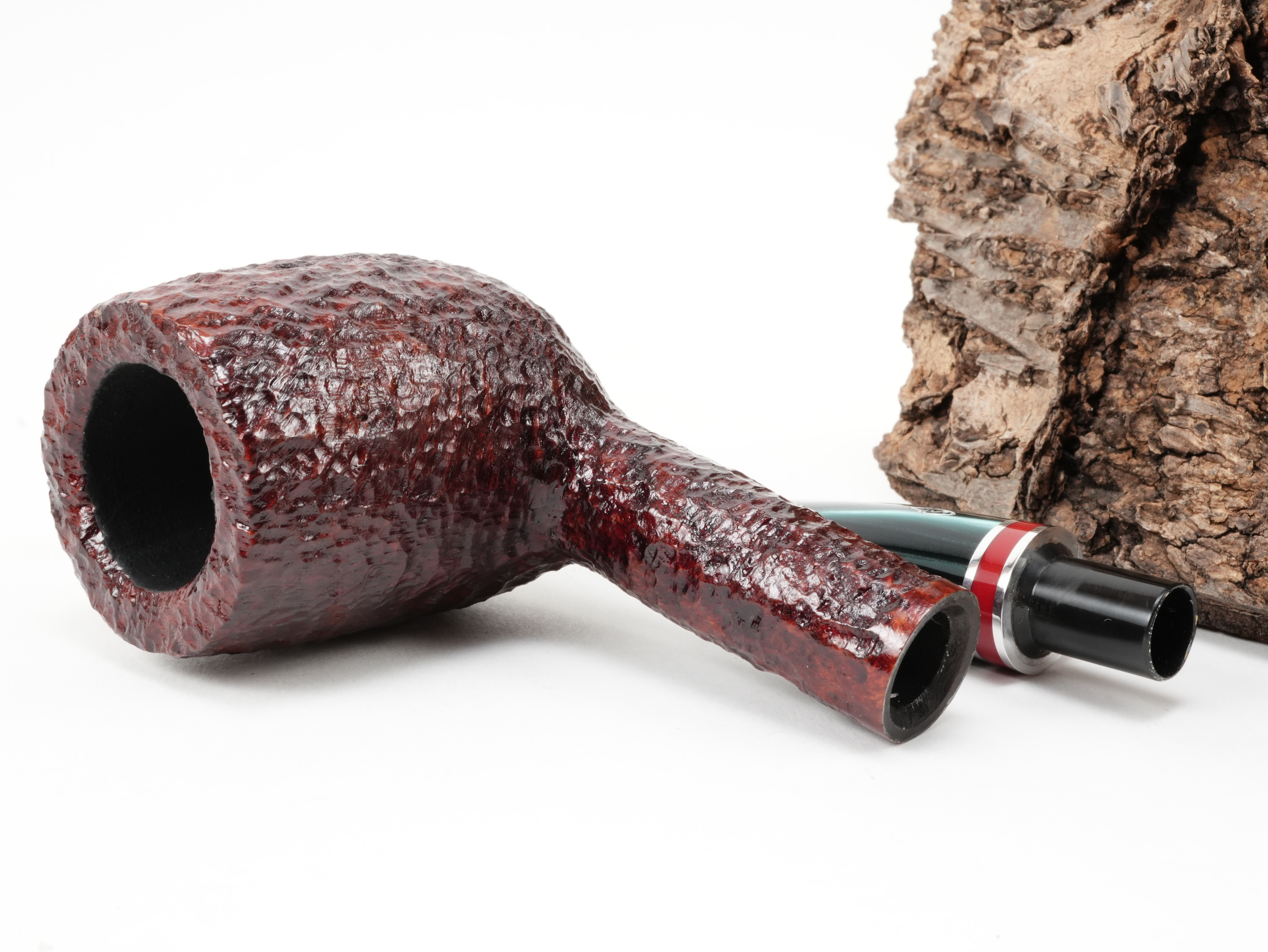 Zerlegte Savinelli Saint Nicholas 2026 111 KS Pfeife mit Blick auf die Filterbohrung am rustizierten Holmabschluss