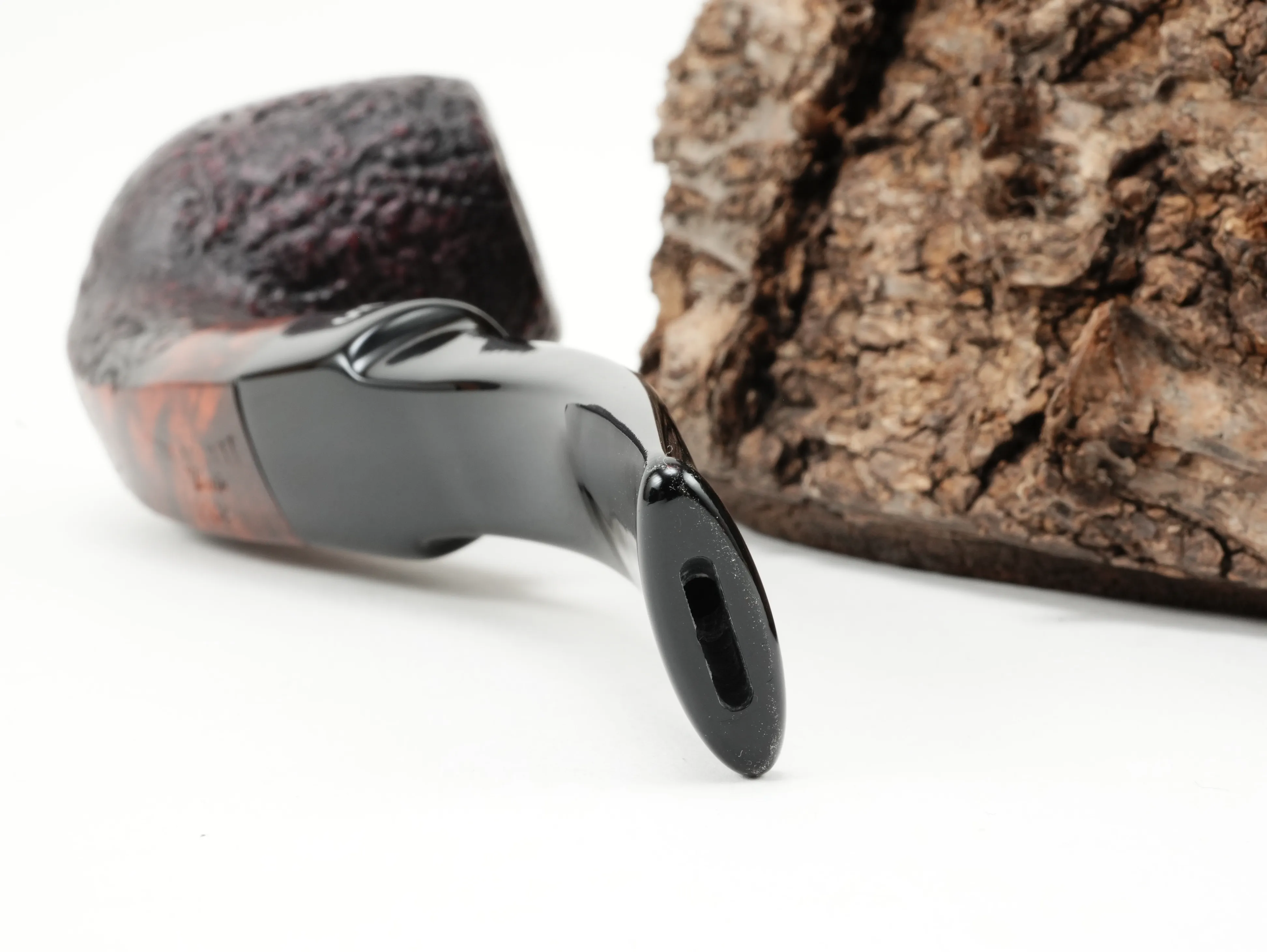 Nahaufnahme des gebogenen schwarzen Acrylmundstücks der Stanwell Vario 232 Pfeife mit Bissstelle von hinten