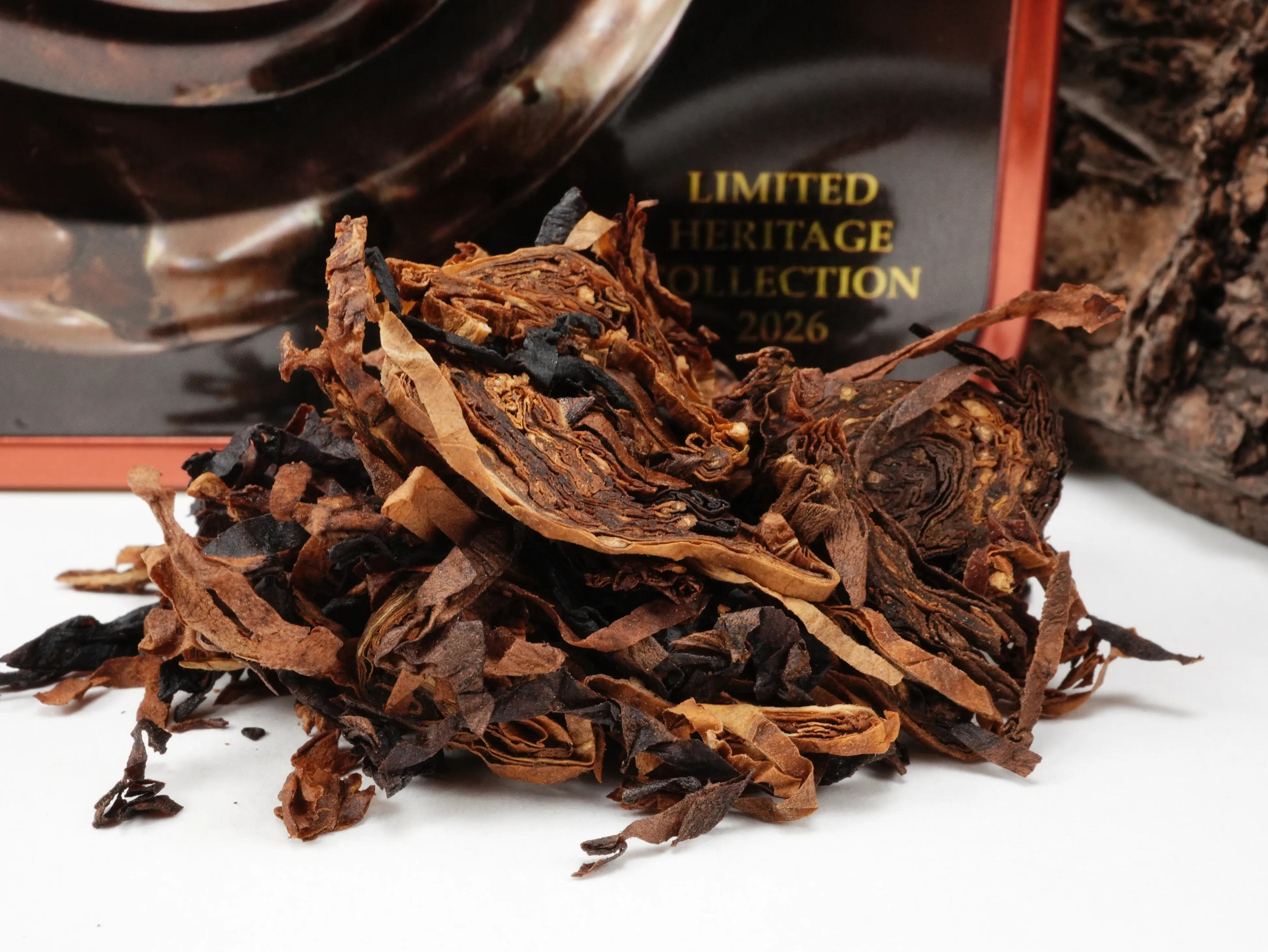 Nahaufnahme der 4th Generation Limited Heritage Collection 2026 Tabakmischung mit sichtbaren Curly Cuts, Virginia, Burley und Black Cavendish