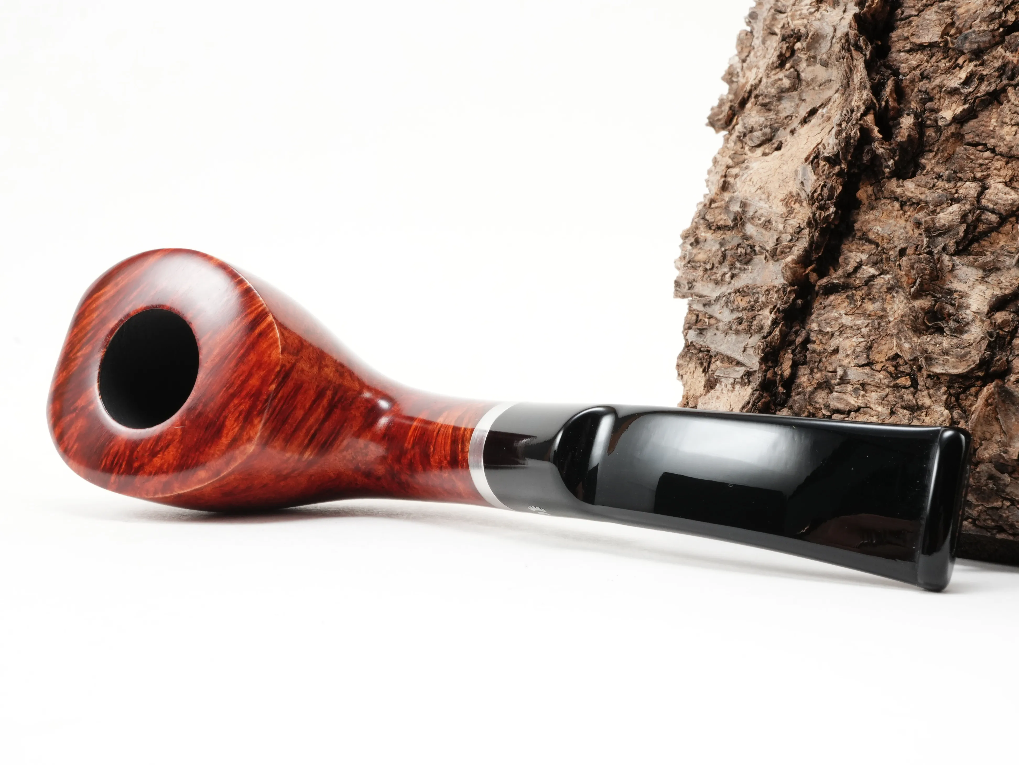 Stanwell København Terracotta 409 Half-Bent Freestyle Pfeife liegend von schräg hinten mit Blick auf den Aluminiumring am Holm