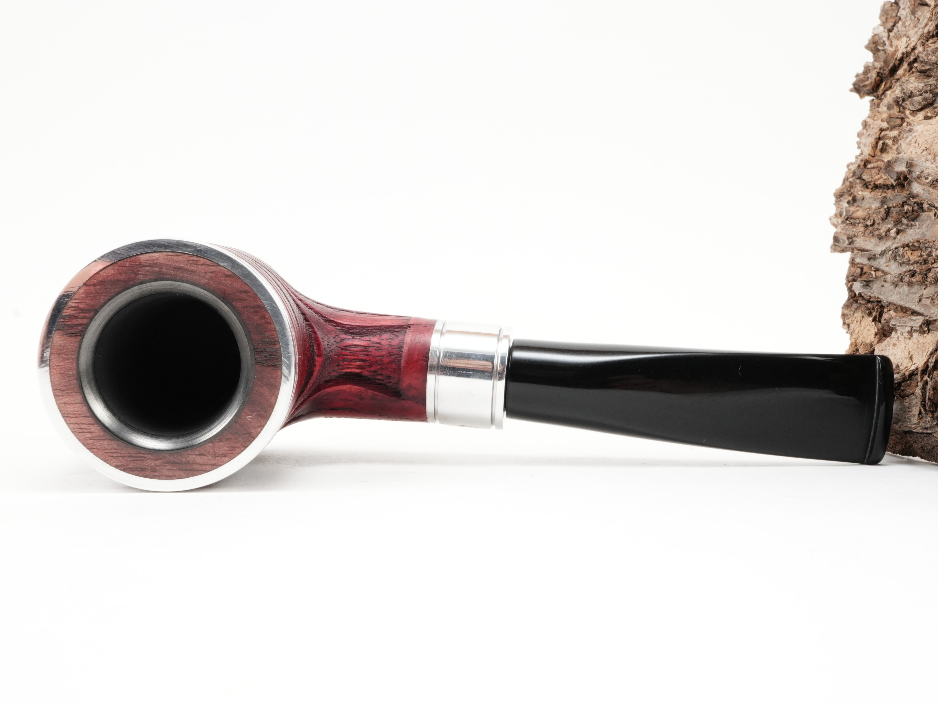 Flache Draufsicht auf die liegende Rattray's Glory Day Cap G Burgundy mit rot-violett strukturierter Eschenmaserung