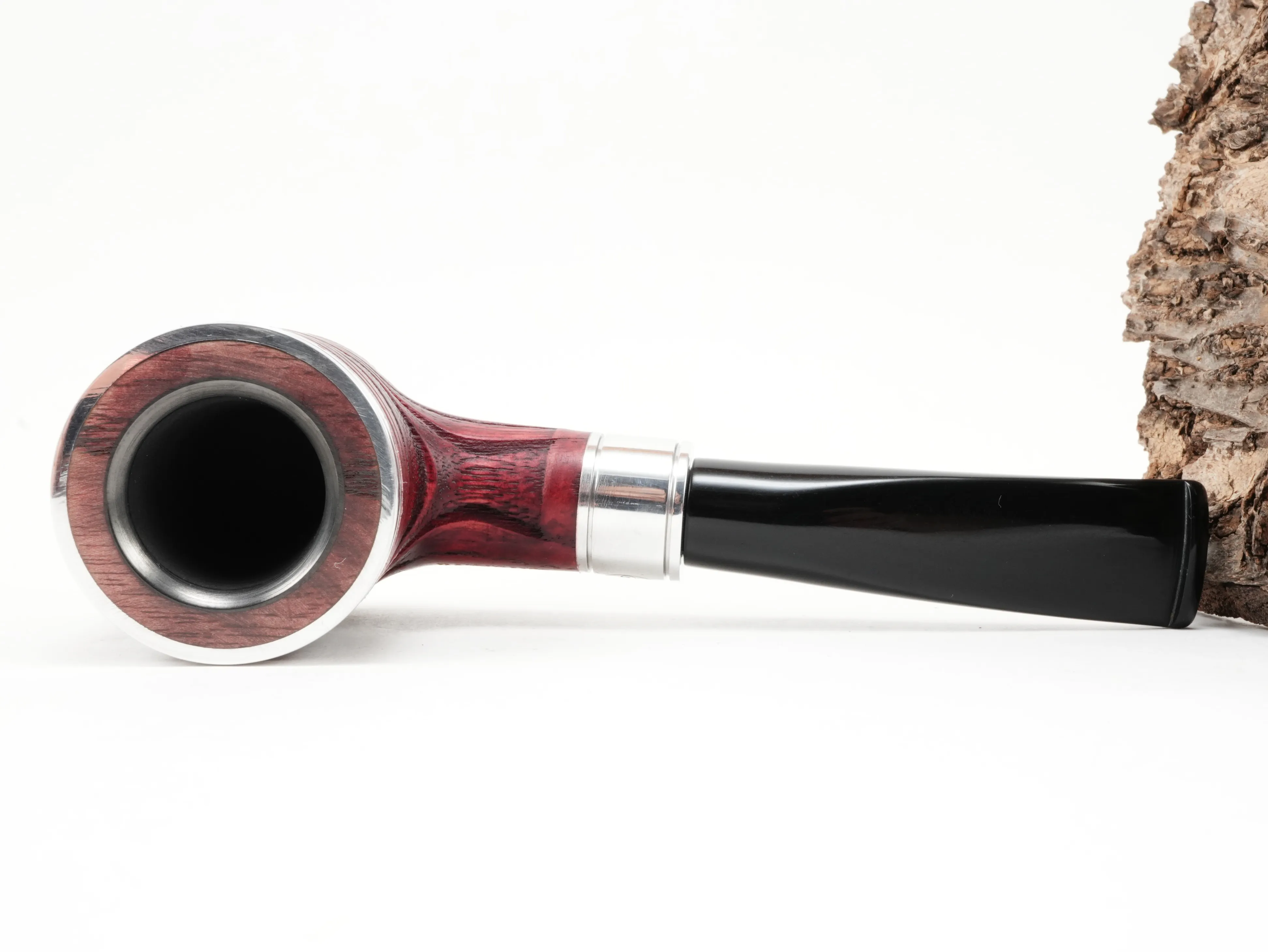 Flache Draufsicht auf die liegende Rattray's Glory Day Cap G Burgundy mit rot-violett strukturierter Eschenmaserung