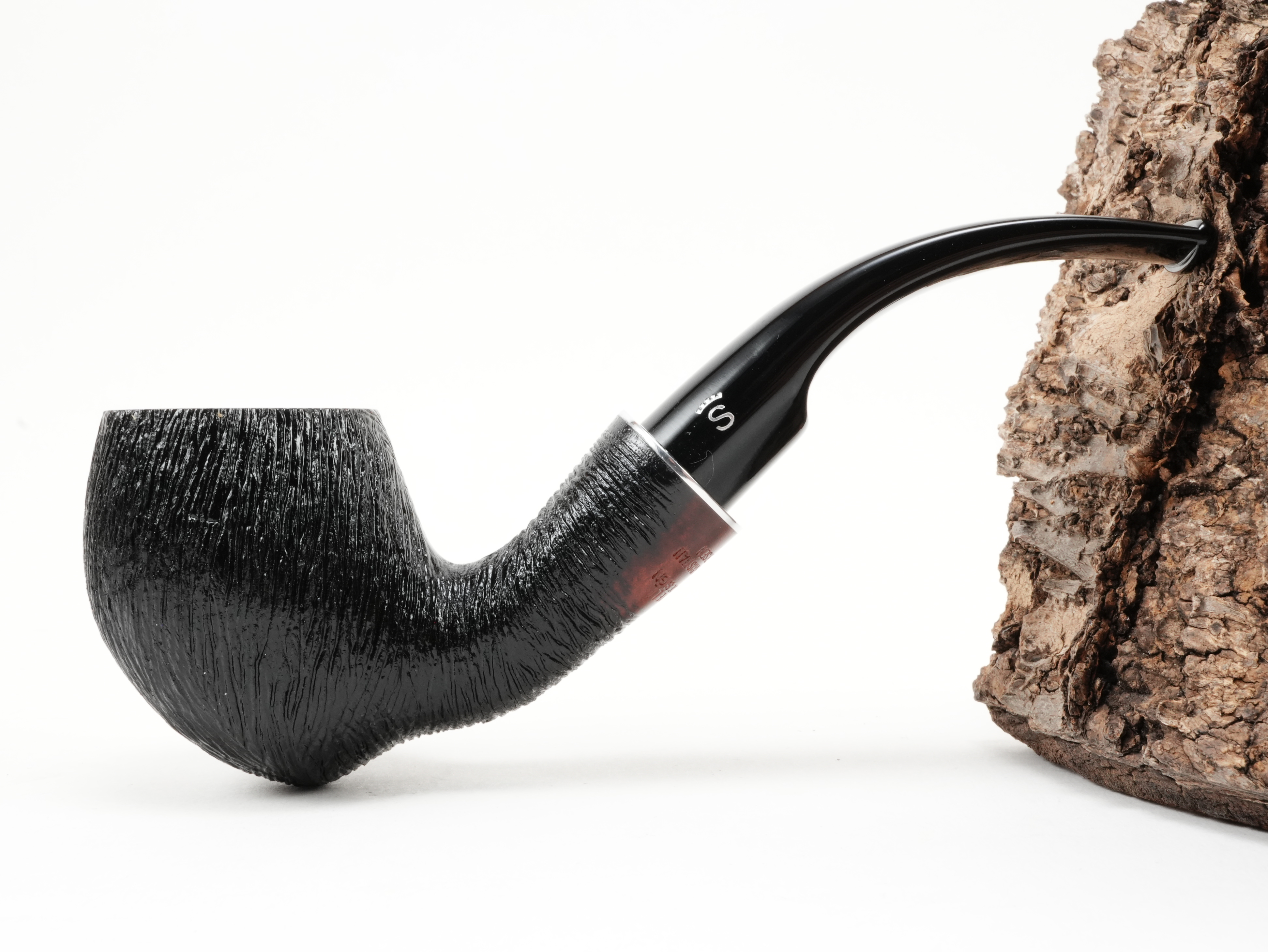 Seitenansicht der Stanwell H.C. Andersen Brushed 7 Pfeife mit schwarz rustizierter Oberfläche und rötlich-glatter Stempelfläche am Holm