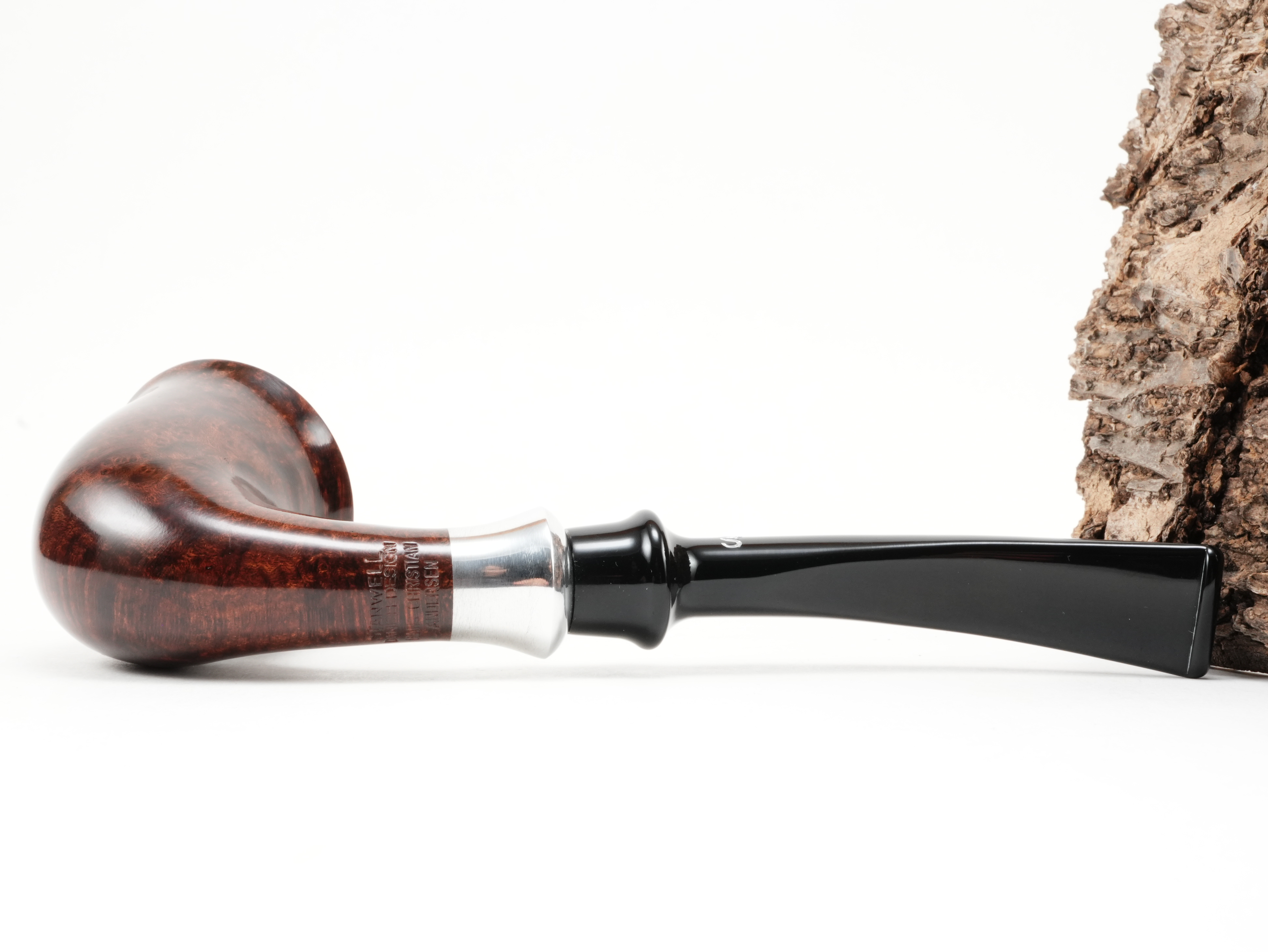 Unterseite des dunkelbraunen Calabash-Pfeifenkopfs der Stanwell H.C. Andersen mit eingeprägtem Marken-Stempel