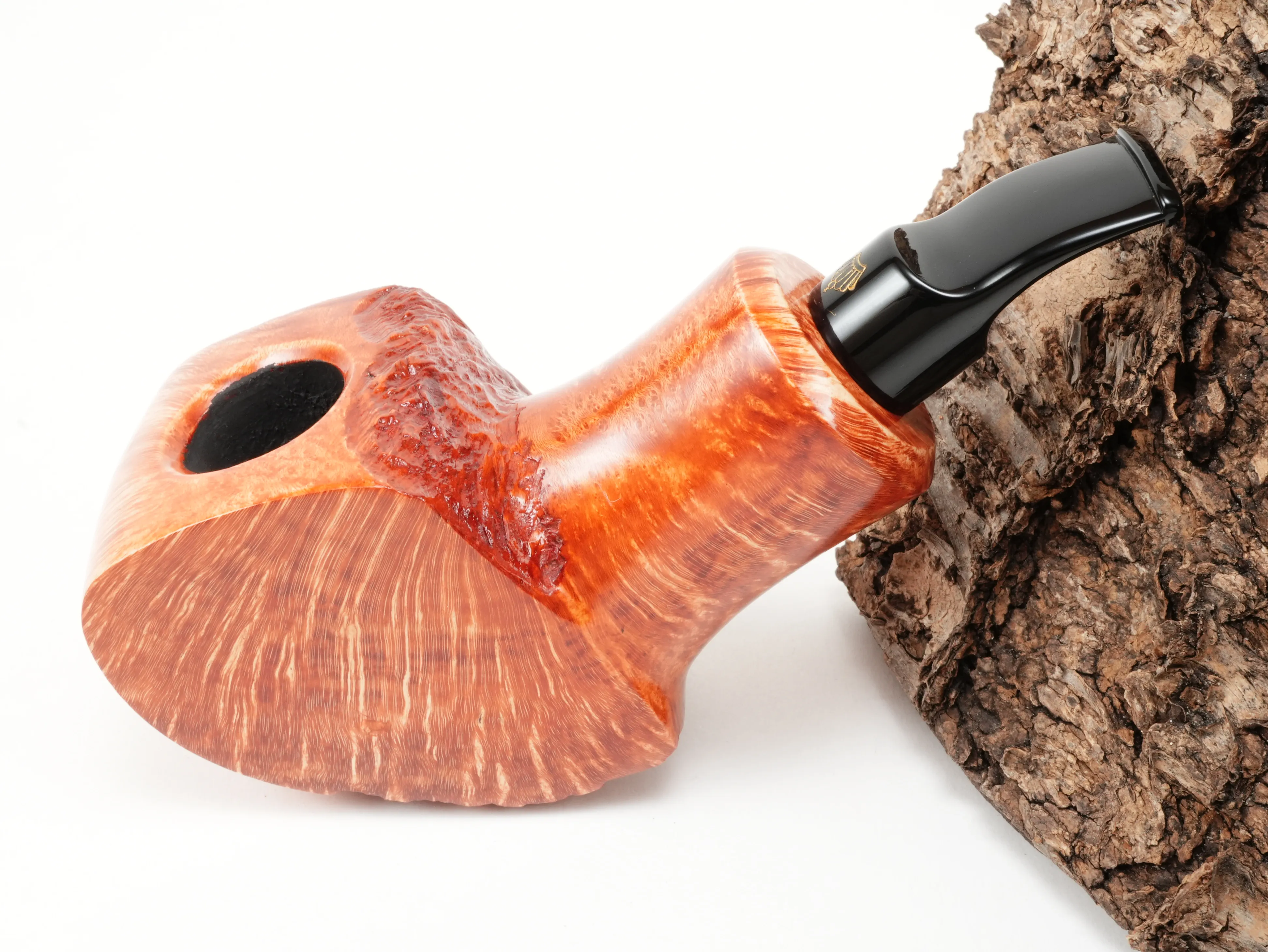 Poul Winslow Crown Viking Nr. 708 Standpfeife im Orange-Finish mit kontrastreicher Maserung und teil-rustiziertem Kopf – Titelbild schräg von oben