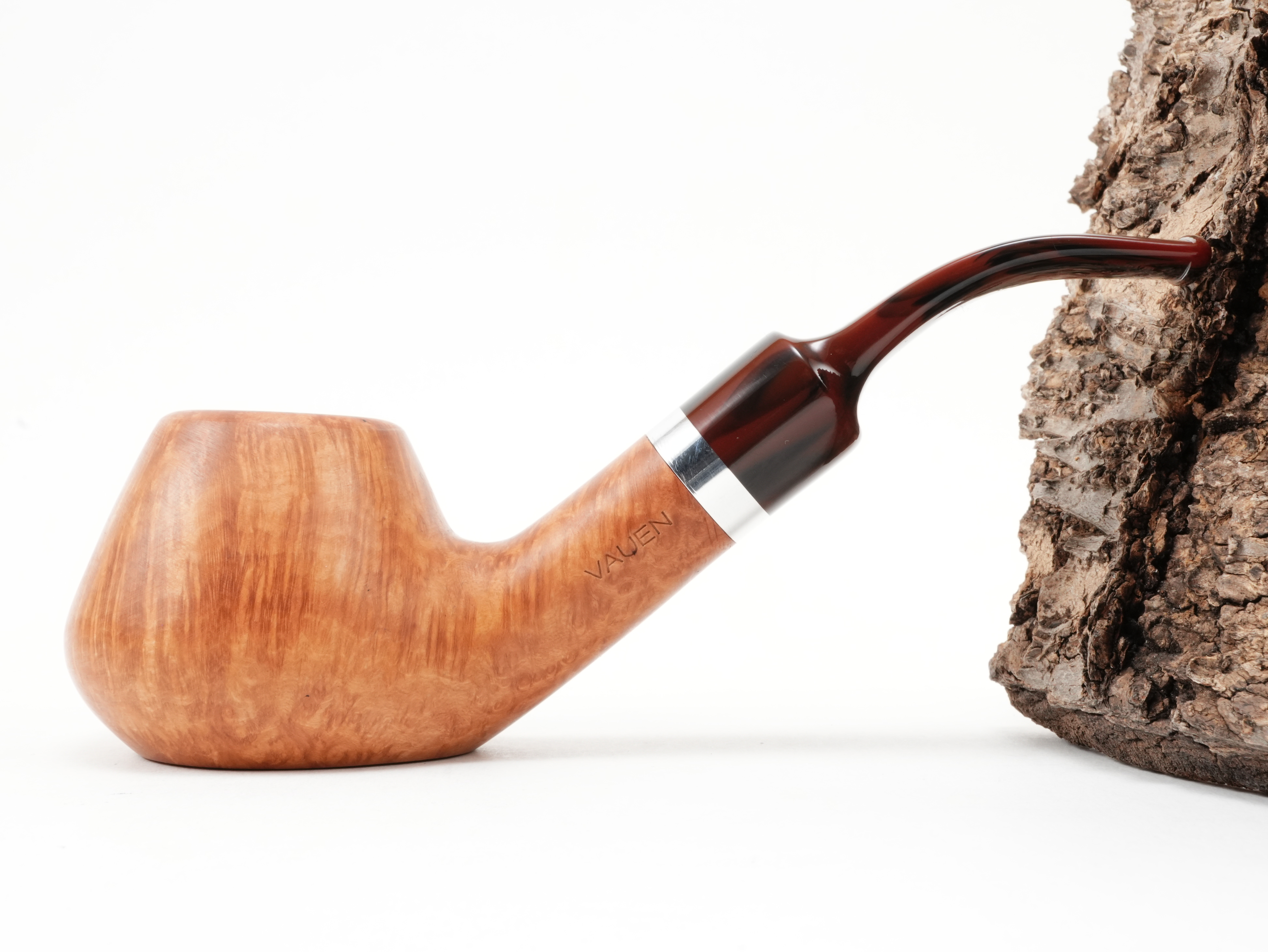 Seitenansicht der gebogenen Vauen Natura 239 Brandy-Pfeife mit geöltem Bruyèreholz und braun-marmoriertem Mundstück
