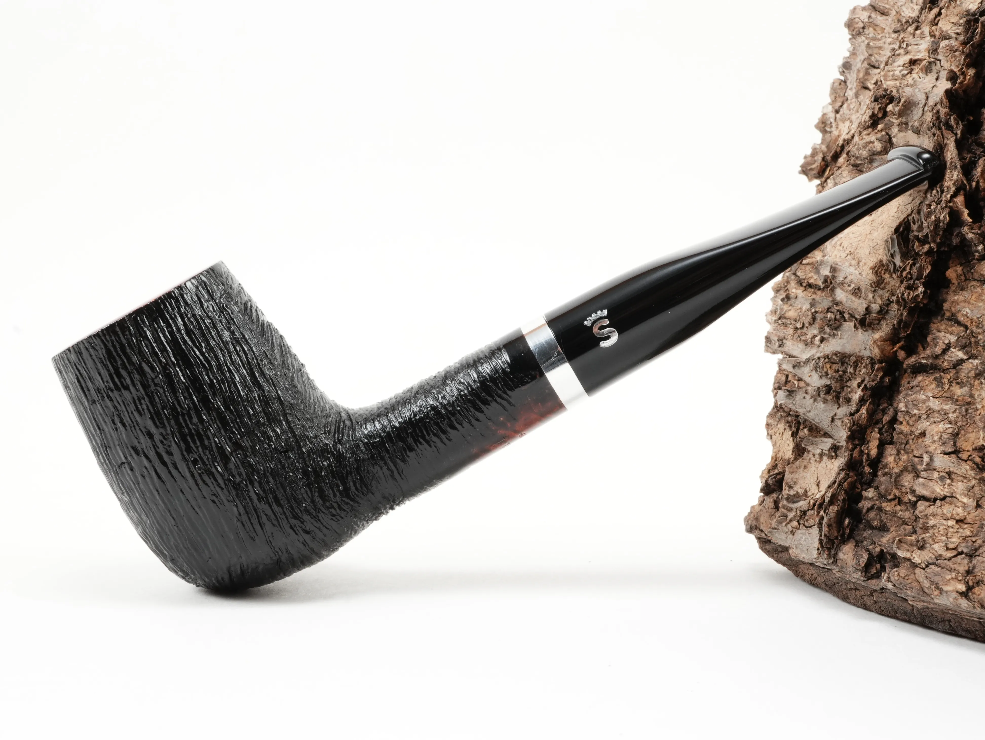 Seitenansicht der geraden Stanwell København Brushed 12 Billiard-Pfeife mit schwarzer gebürsteter Rustizierung und silbernem Ring