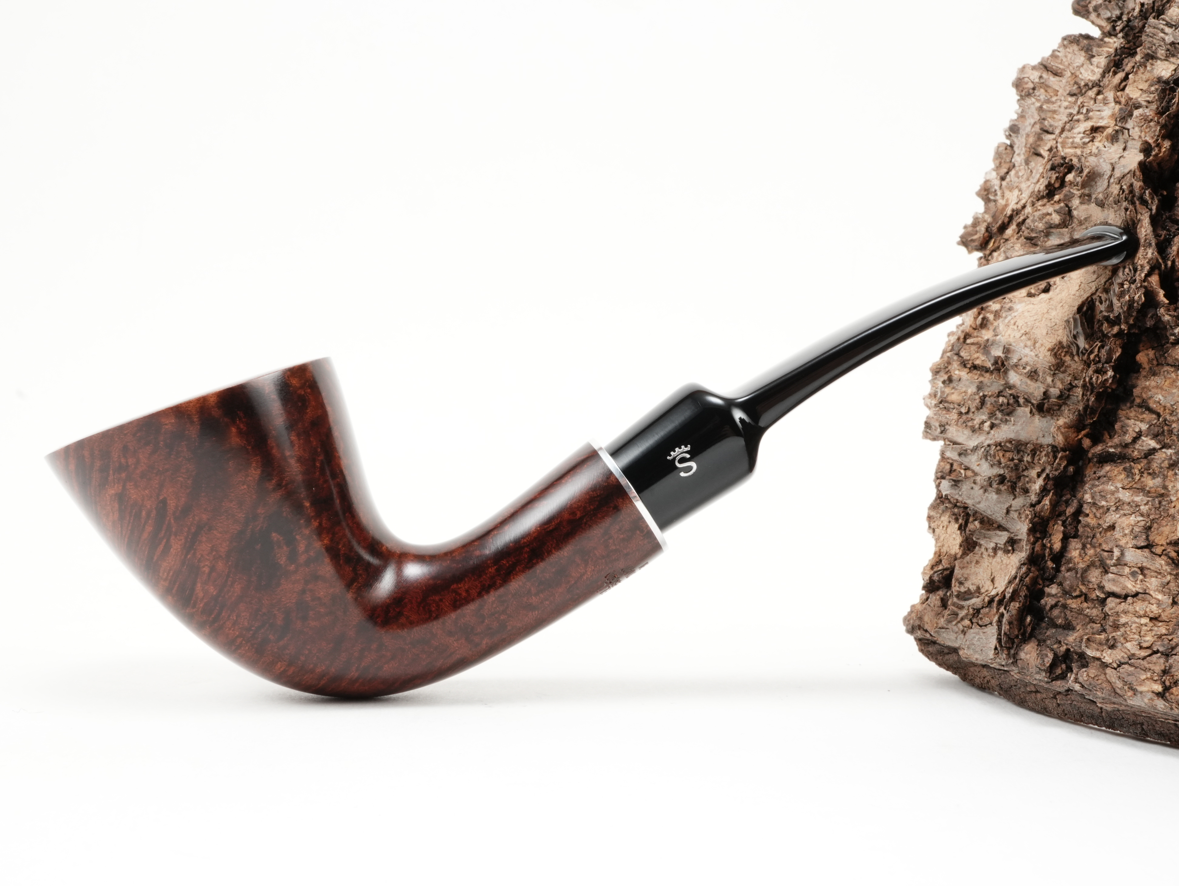 Seitenansicht der gebogenen Stanwell H.C. Andersen Braun 6 Pfeife mit glattem dunkelbraunem Finish und kurzem Mundstück
