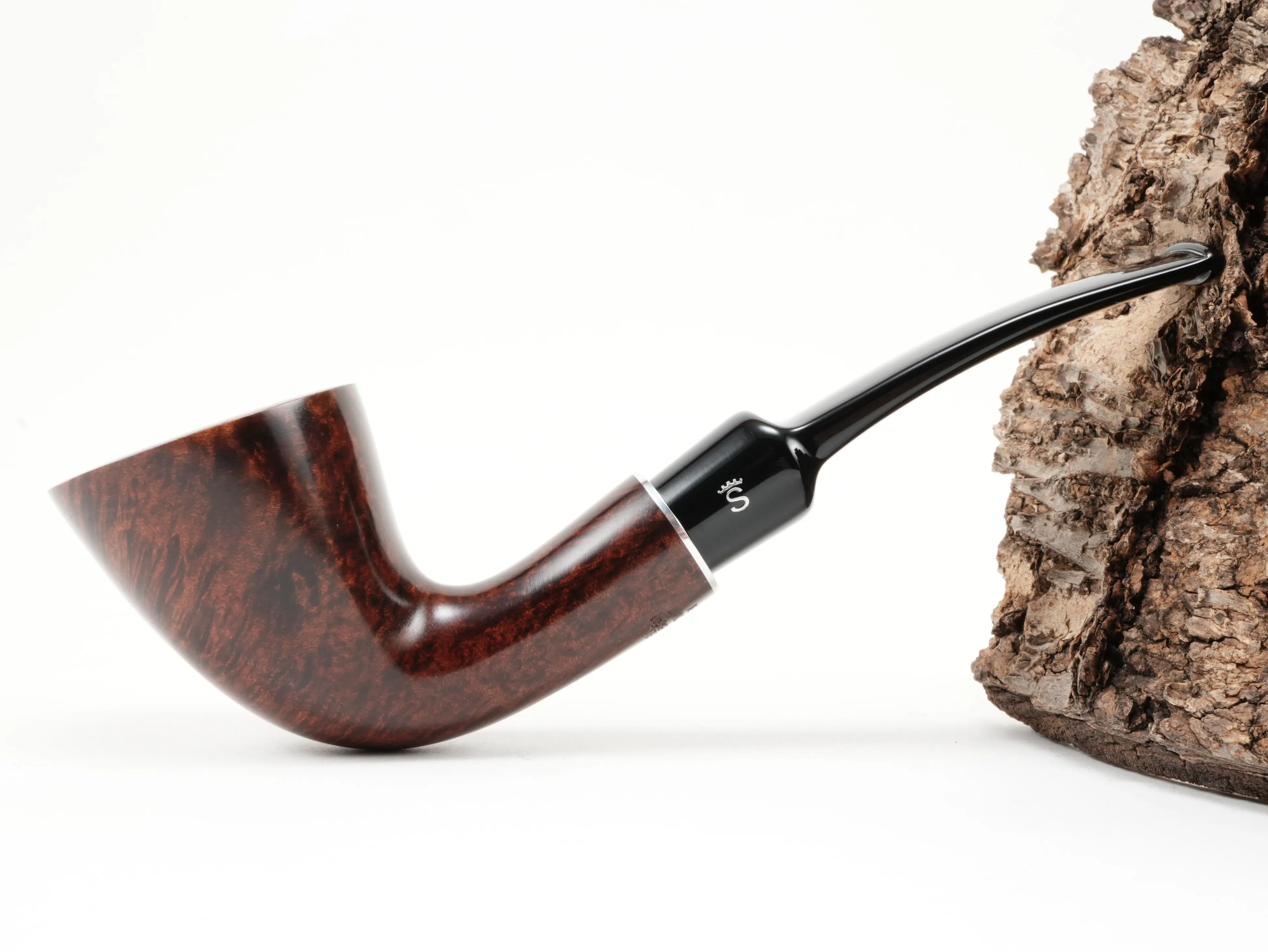 Seitenansicht der gebogenen Stanwell H.C. Andersen Braun 6 Pfeife mit glattem dunkelbraunem Finish und kurzem Mundstück