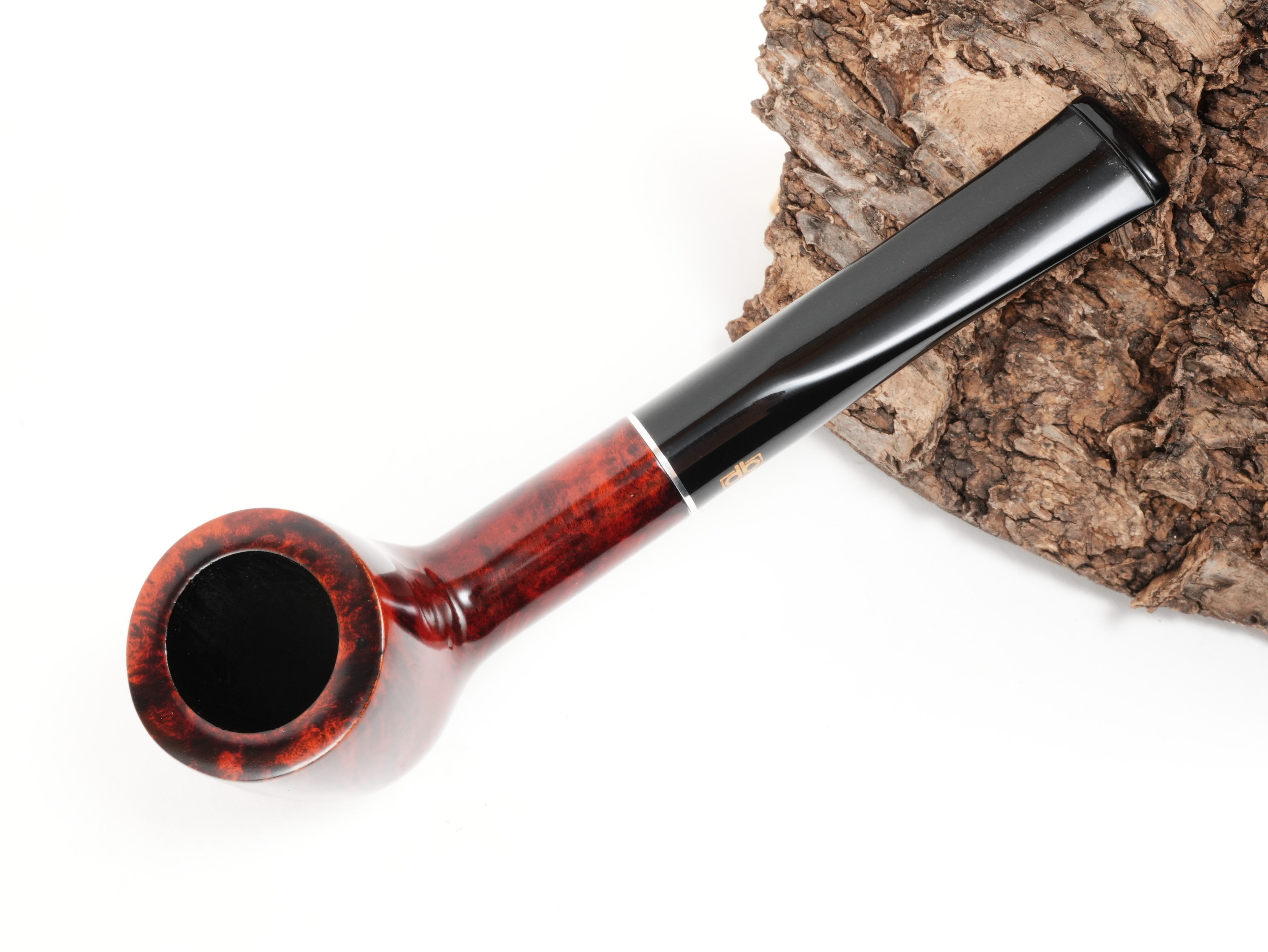 Stehende db Design Berlin Rügen rot 040/40 Pfeife in der Draufsicht mit Blick in die Tabakkammer und auf das schwarze Acrylmundstück