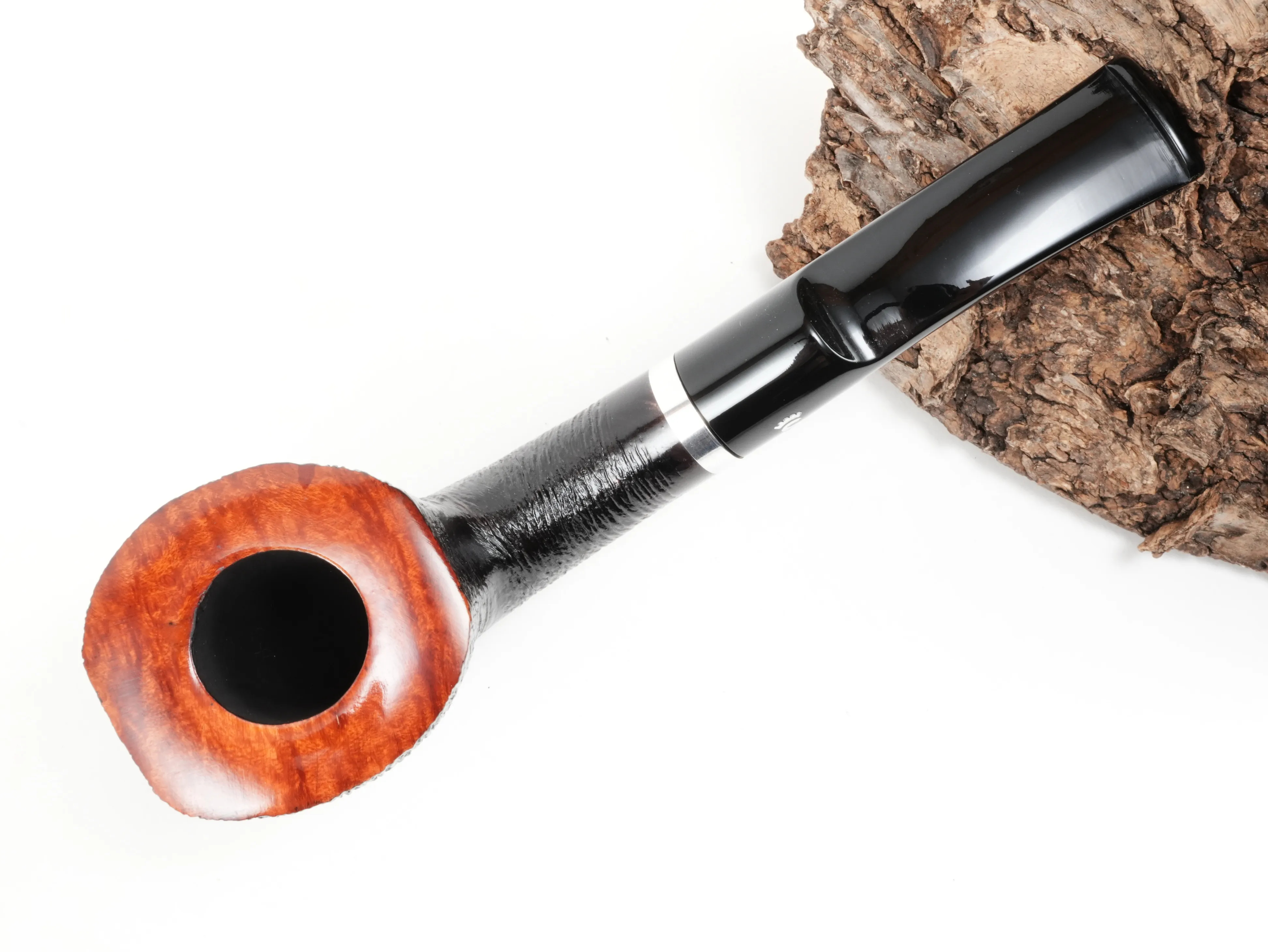 Stehende Stanwell København Brushed 409 Pfeife in der Draufsicht mit Blick in die Tabakkammer und auf den glatten rötlichen Kopfrand