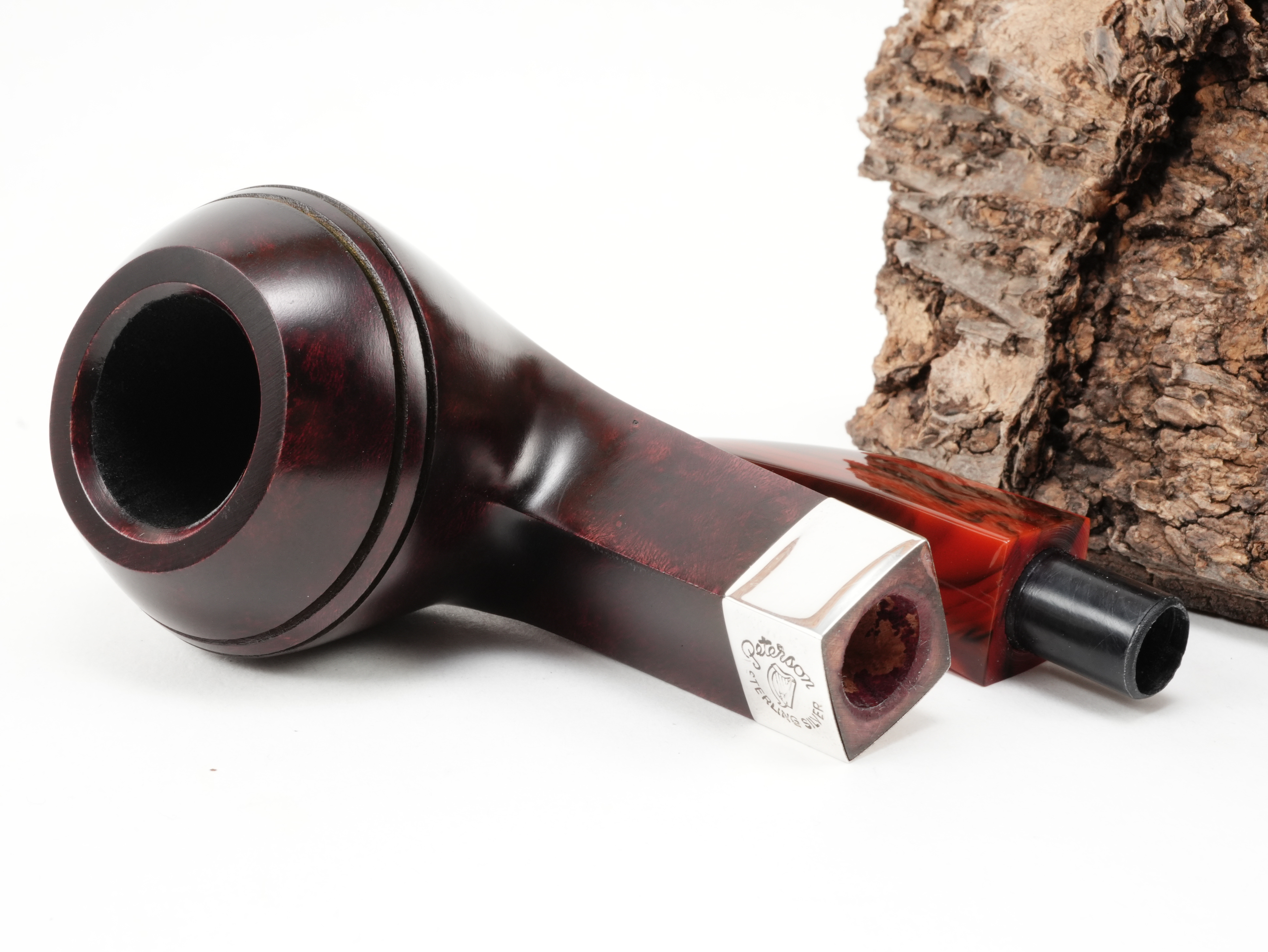 Zerlegte Peterson Irish Harp B5 Brown Pfeife mit Blick auf die 9mm Filterbohrung des diamantförmigen Holms und den Silberring mit Harfen-Gravur