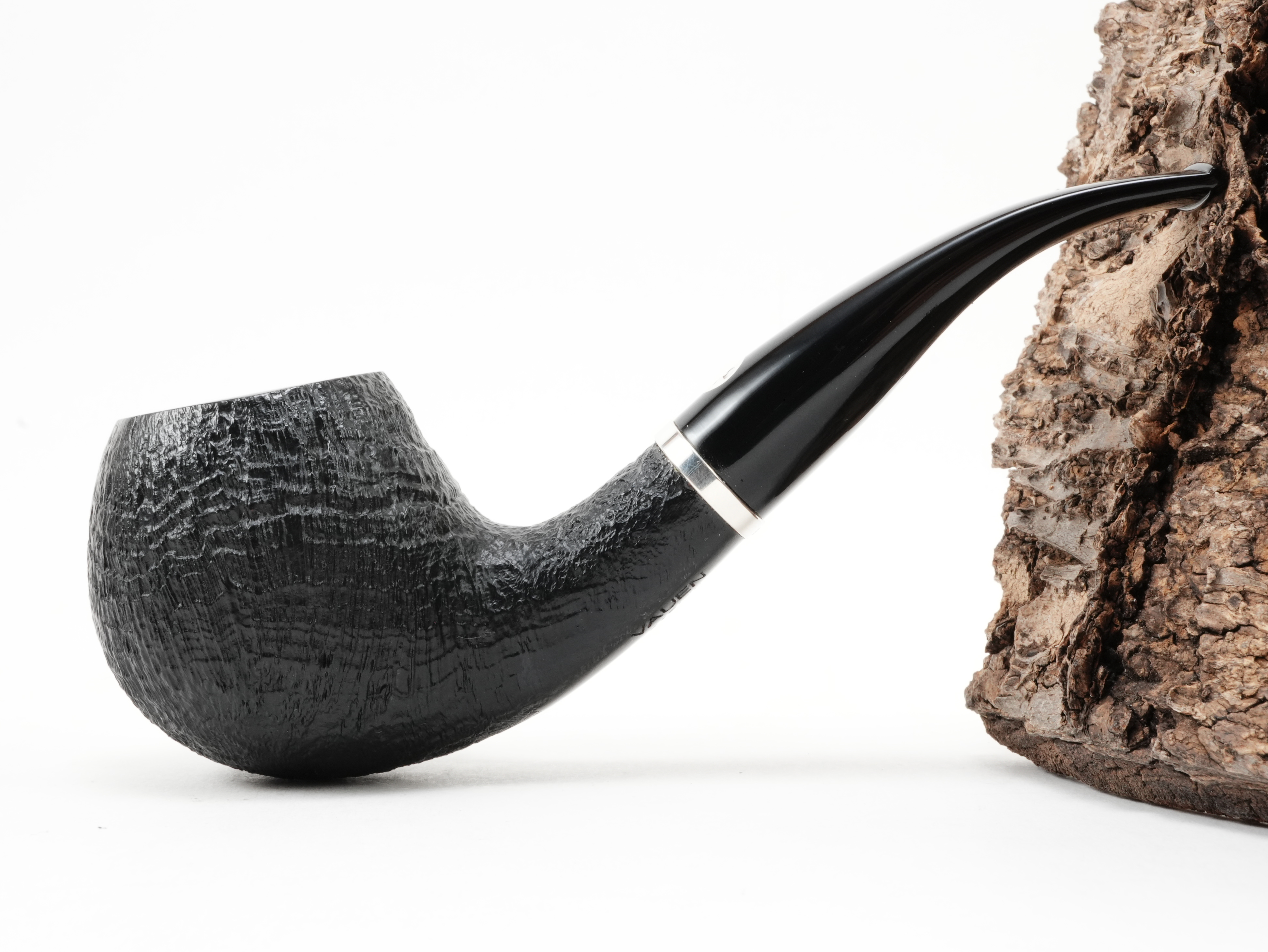 Seitenansicht der leicht gebogenen Vauen Tradition Ball-Pfeife mit schwarzer Sandstrahlung und Sterling-Silberring