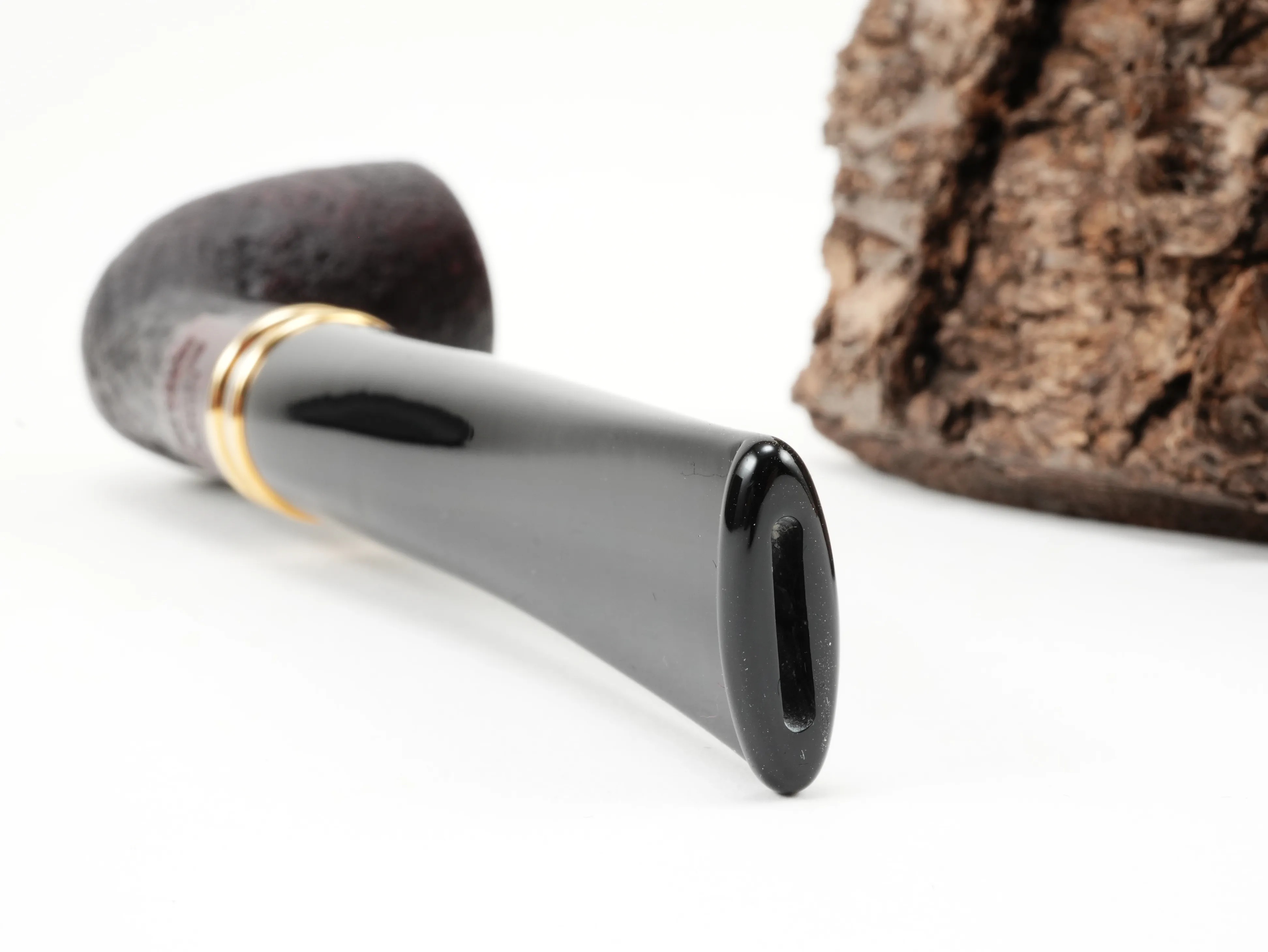 Nahaufnahme des kurzen schwarzen Acrylmundstücks der Stanwell H.C. Andersen Sandblasted 1 mit Bissstelle von hinten