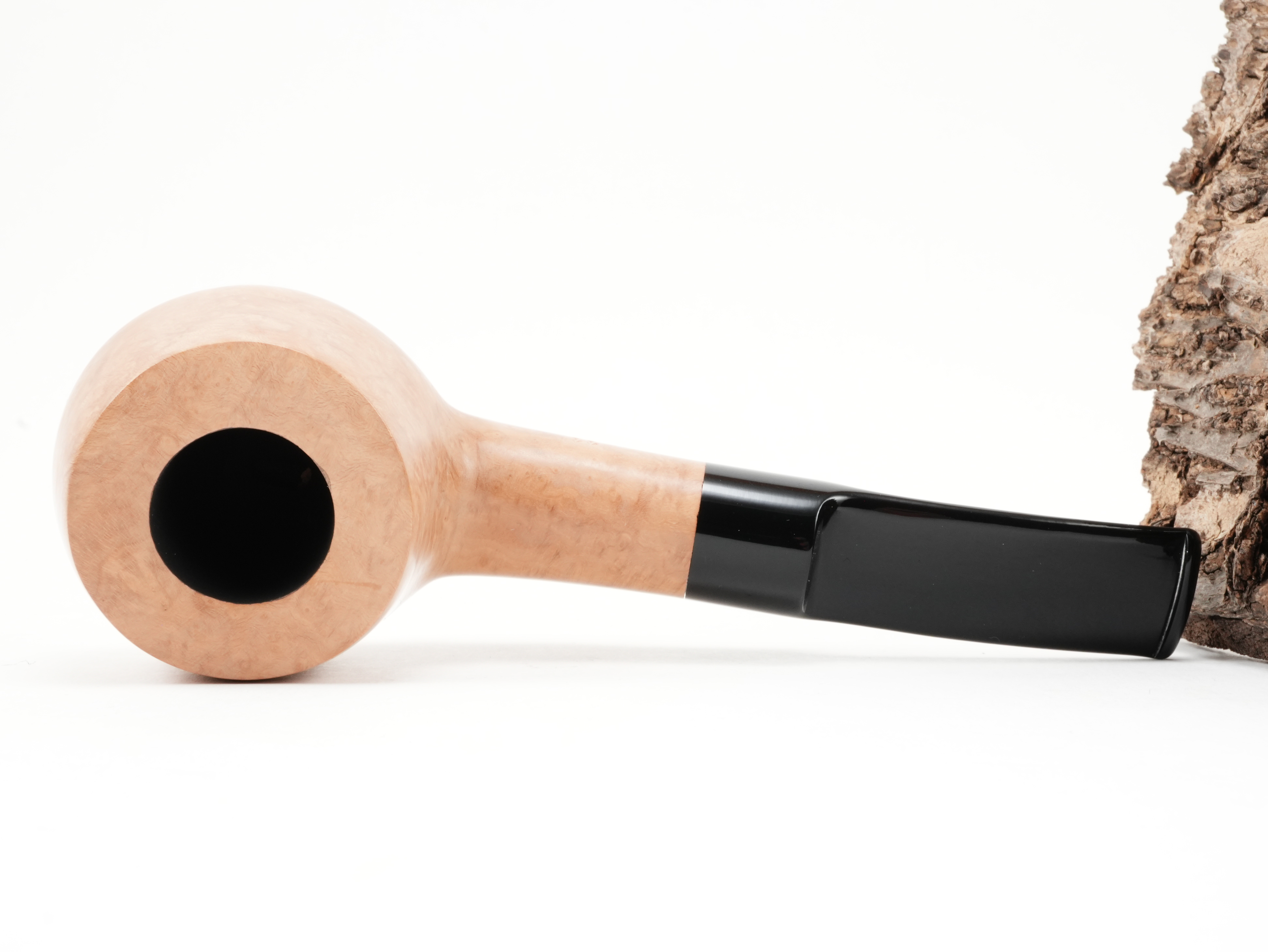 Flache Draufsicht auf die liegende Stanwell Authentic Natural 11 mit natürlicher Bruyère-Maserung