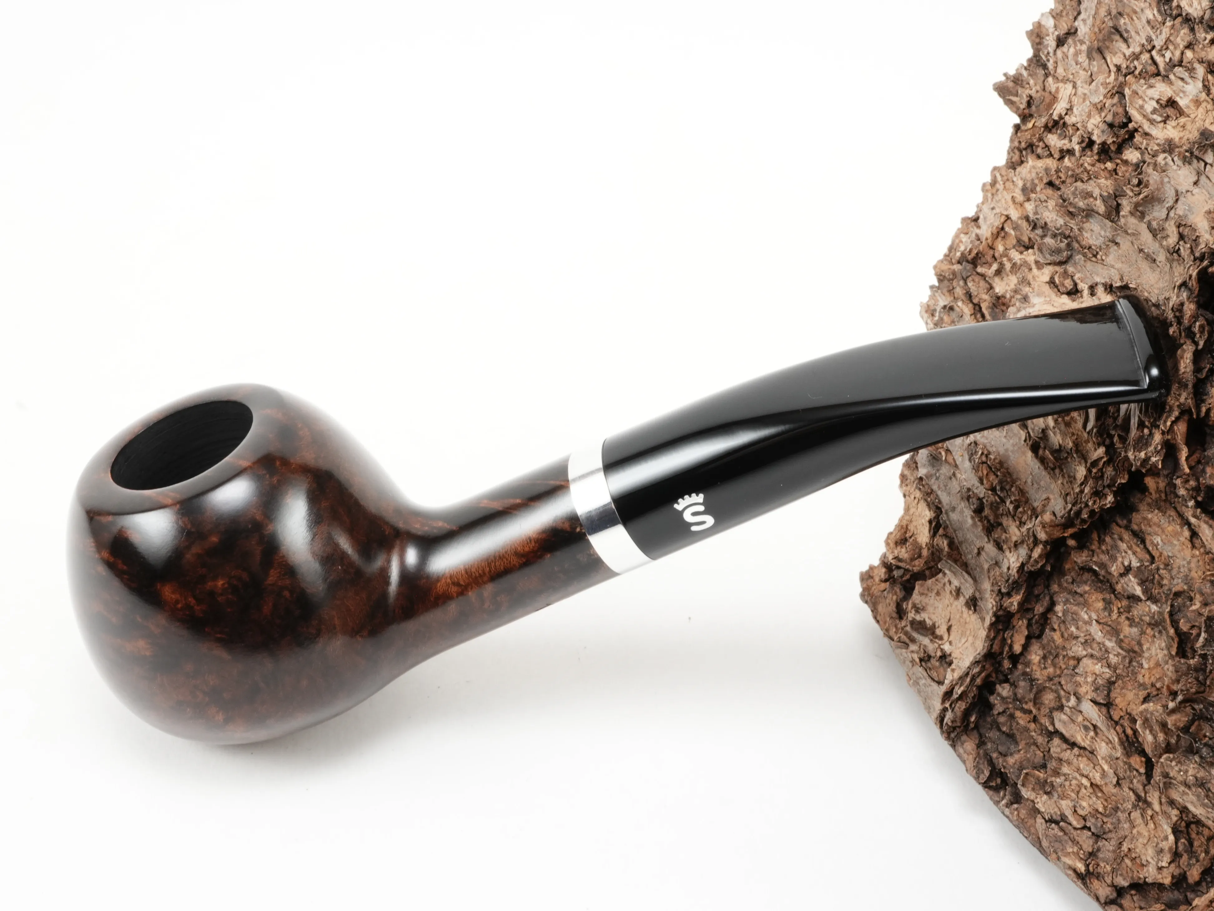 Glatte dunkelbraune Stanwell København 109 Pfeife Half-Bent Brandy mit Aluminiumring und schwarzem Acrylmundstück – Titelbild schräg von oben