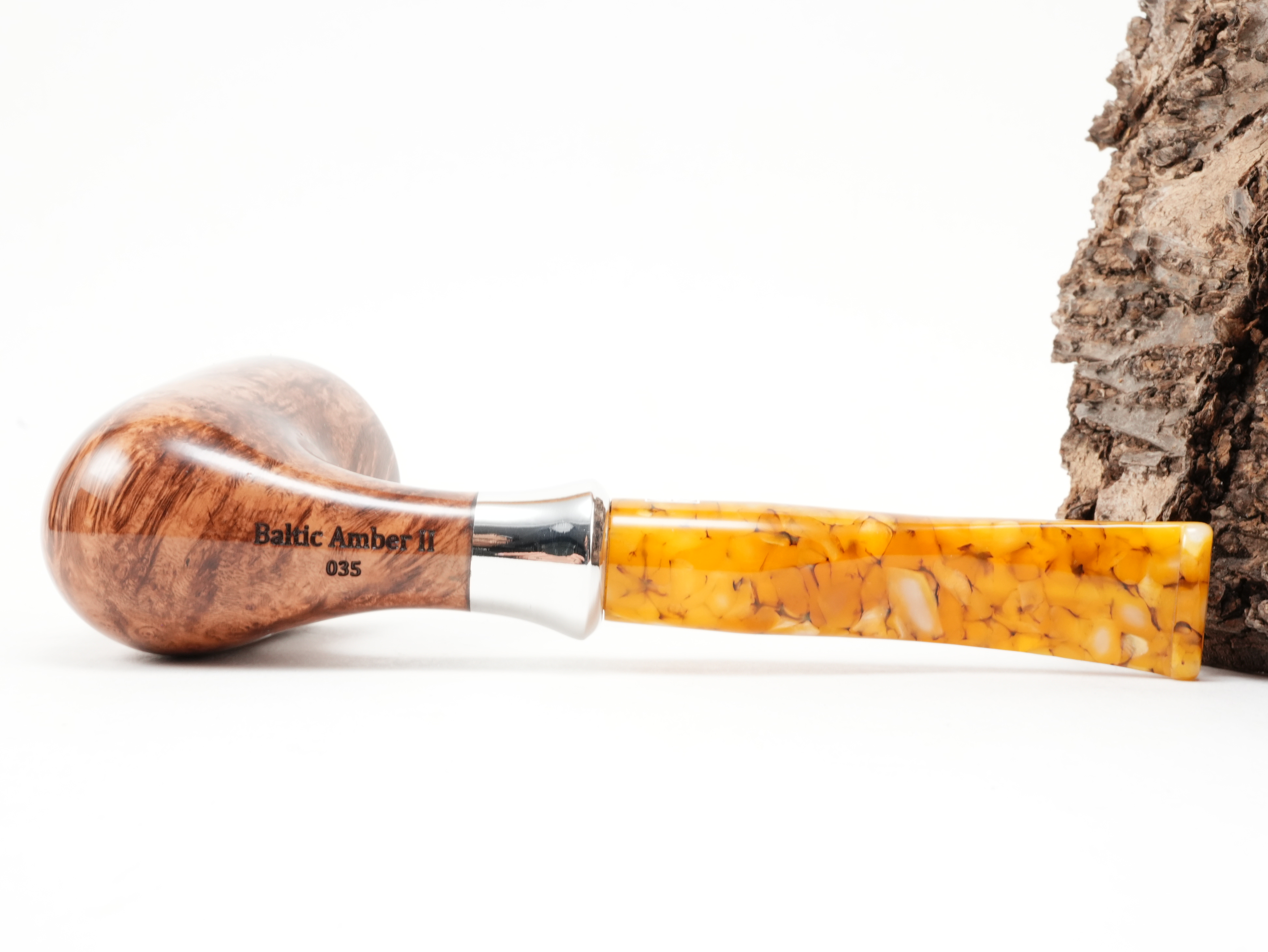 Unterseite der db Design Berlin Baltic Amber II 035 Pfeife mit sichtbarer Holzmaserung und Stempelung Baltic Amber II 035