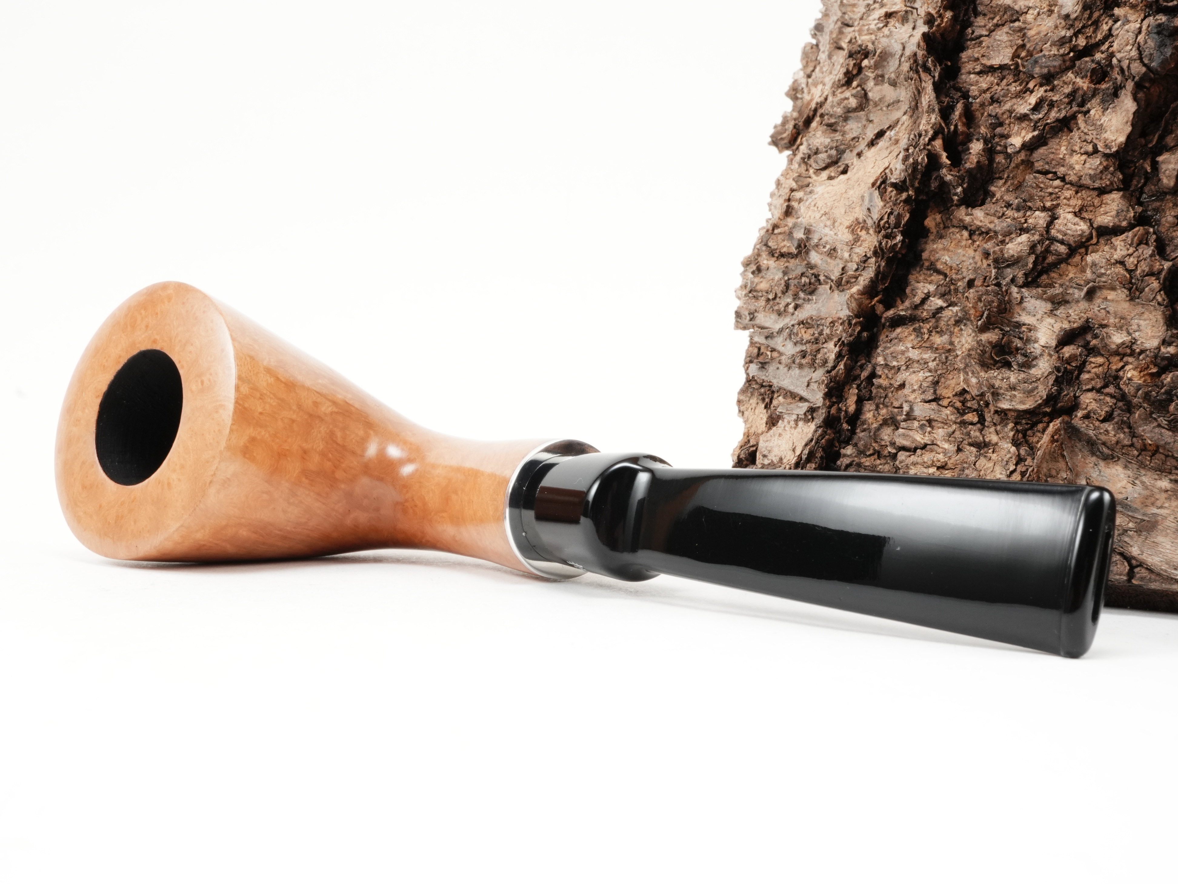 Stanwell H.C. Andersen Flawless 6 Pfeife liegend von schräg hinten mit glänzendem Metallring und hellem Holz
