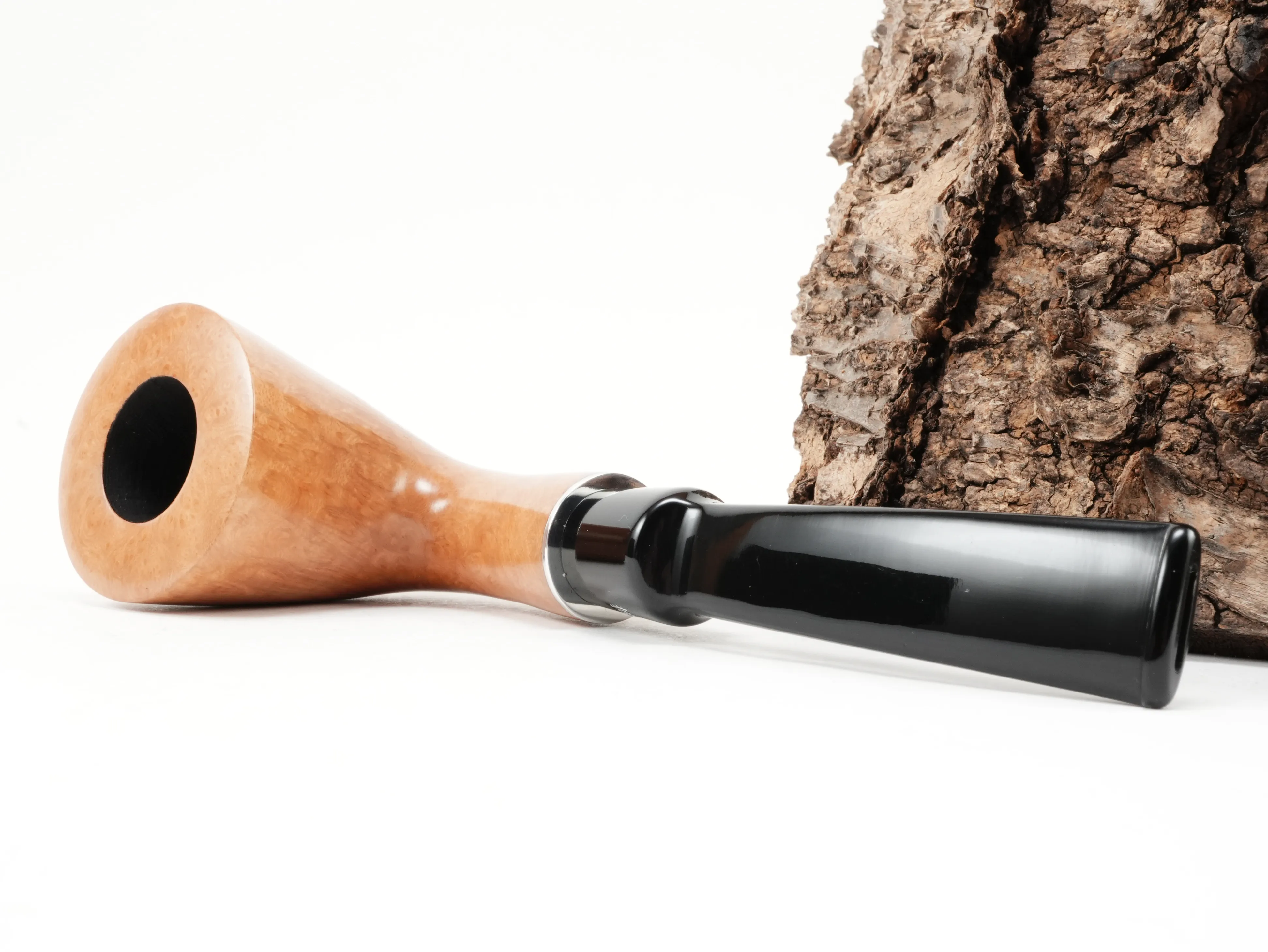 Stanwell H.C. Andersen Flawless 6 Pfeife liegend von schräg hinten mit glänzendem Metallring und hellem Holz