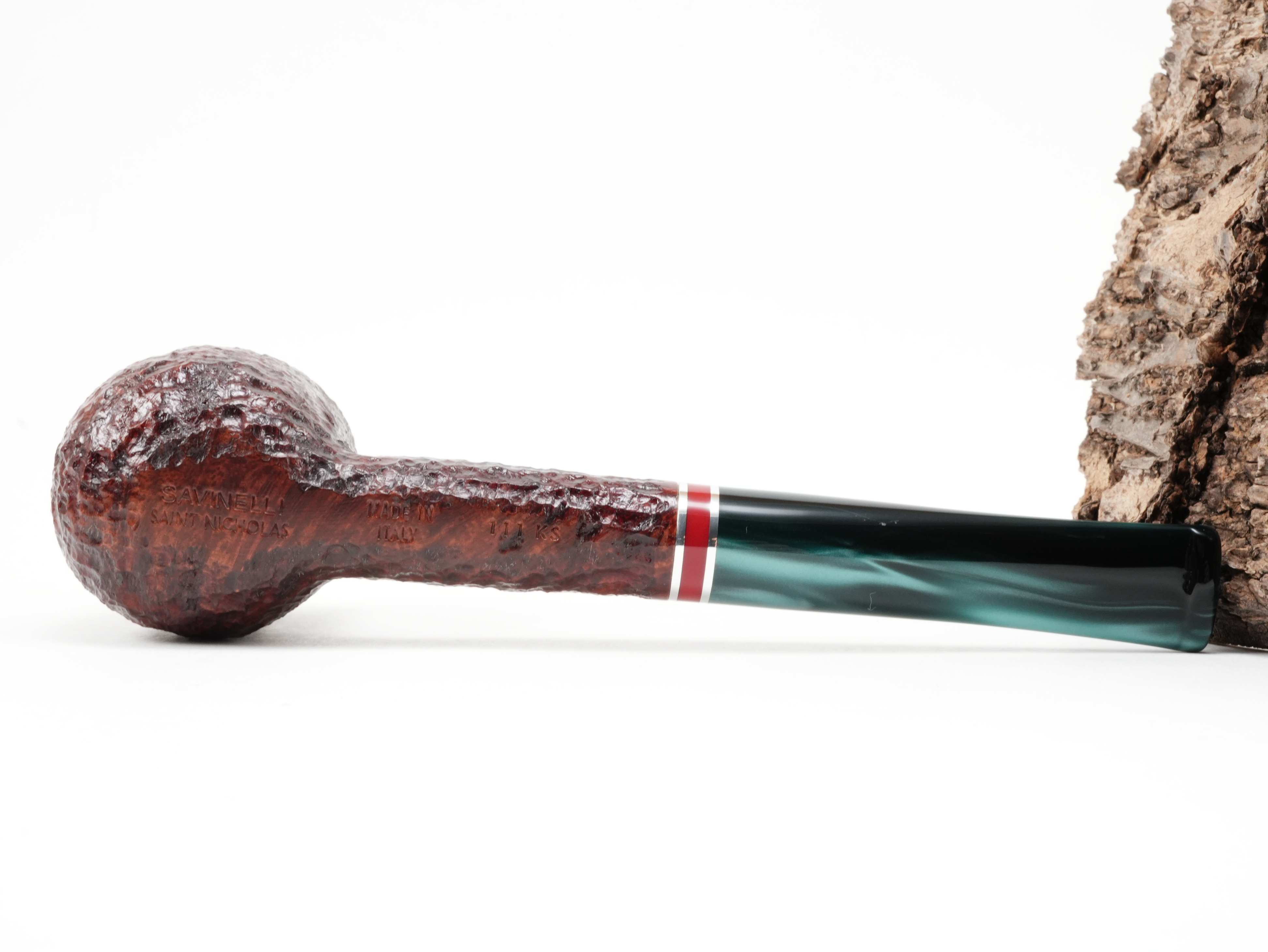 Unterseite der Savinelli Saint Nicholas 2026 111 KS mit glatter Fläche und Stempelung SAVINELLI SAINT NICHOLAS MADE IN ITALY 111 KS