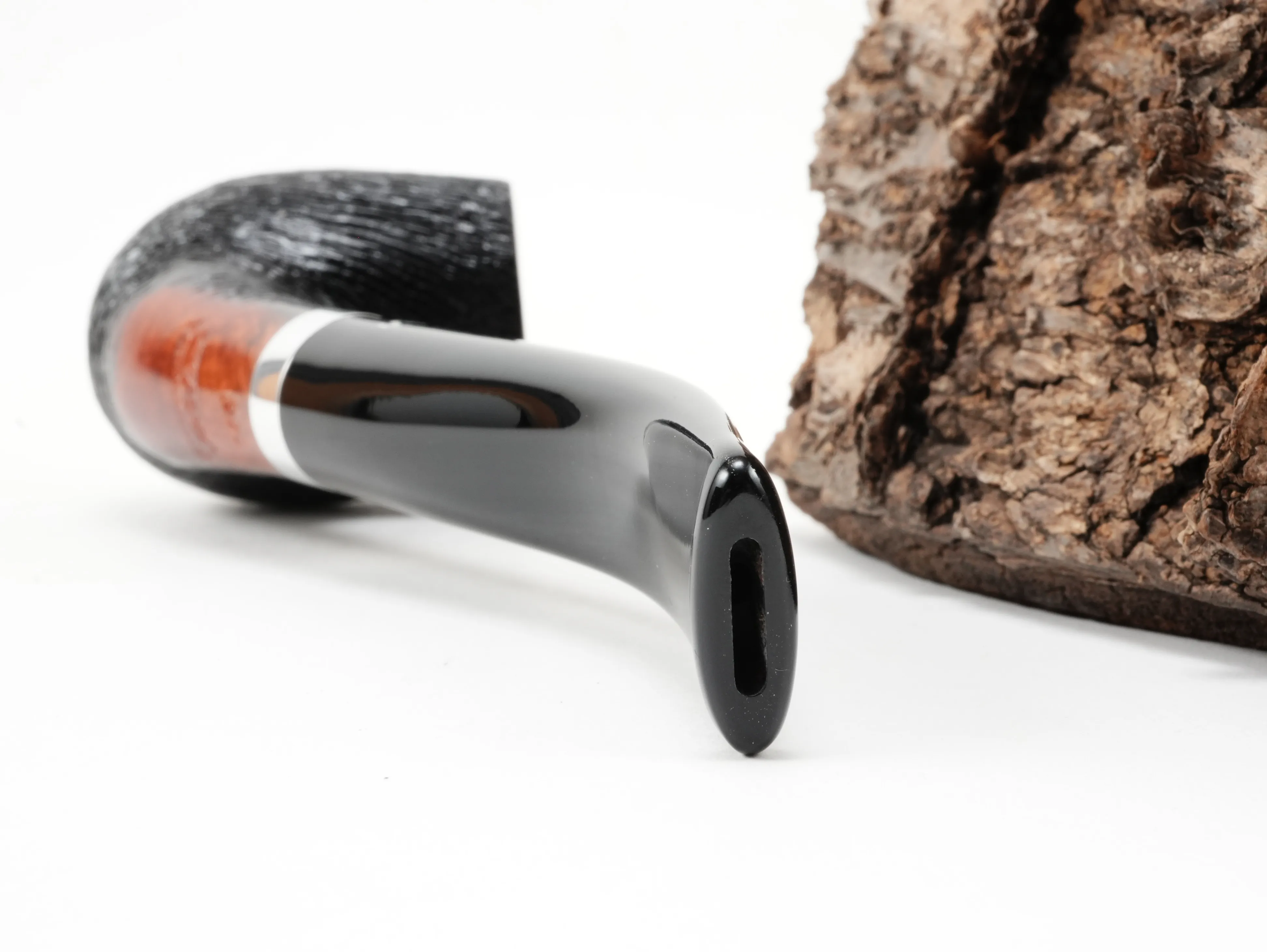 Nahaufnahme des gebogenen schwarzen Acrylmundstücks der Stanwell København Brushed 246 Pfeife mit Bissstelle von hinten
