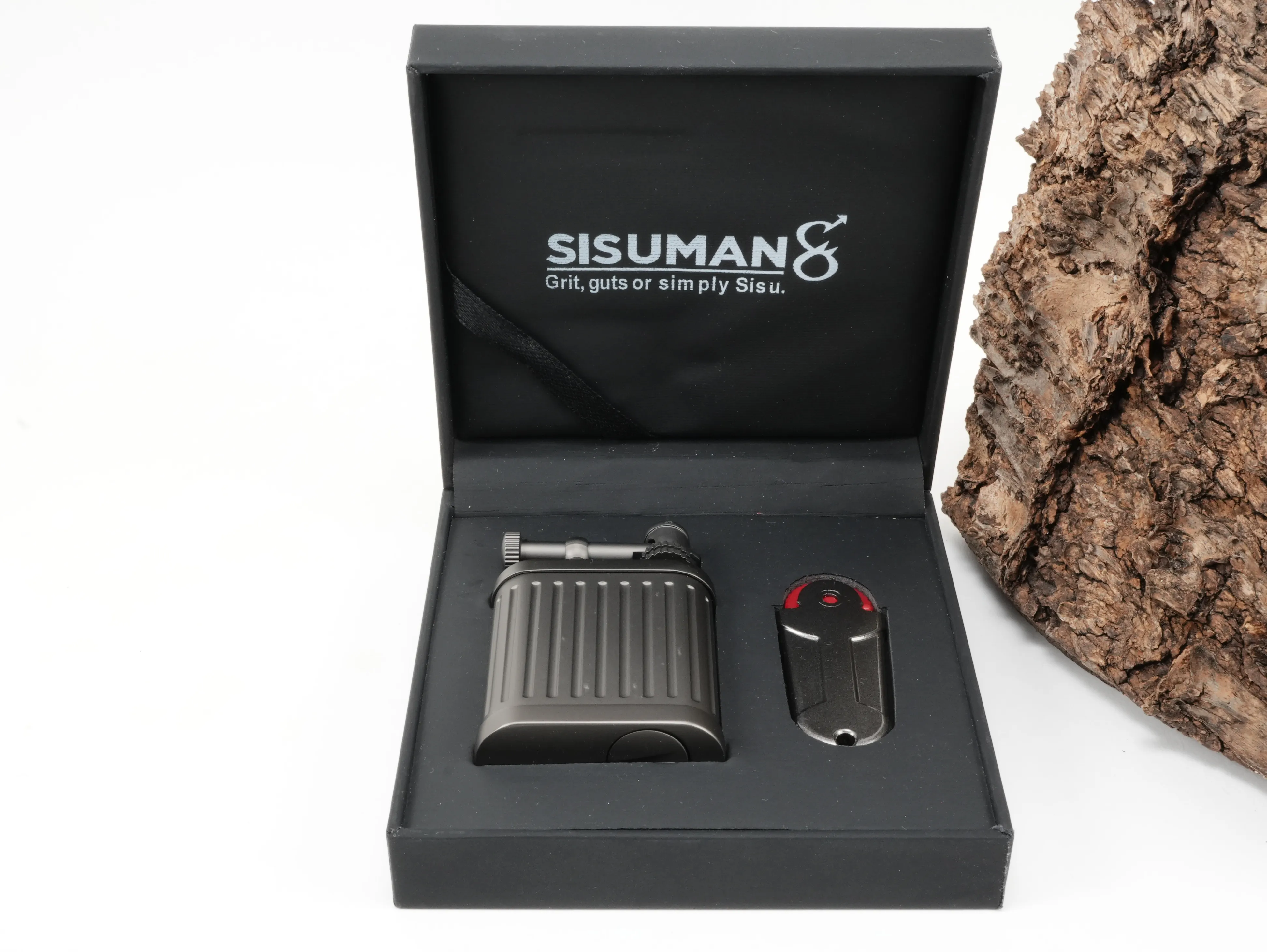 Geöffnete schwarze Sisuman Geschenkschachtel mit dem Soft Flame Feuerzeug Gun Metal und Zubehör
