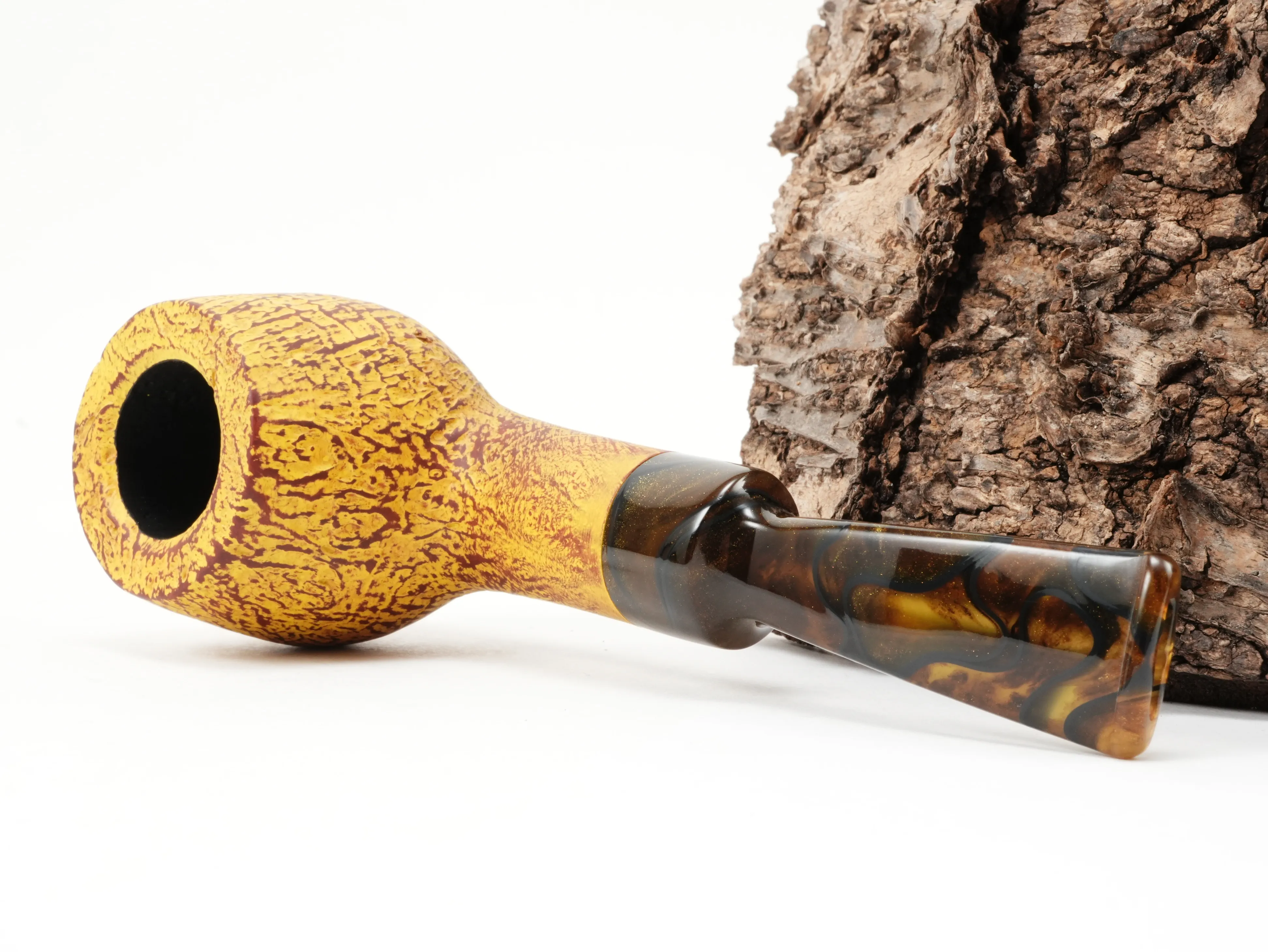 Gelbe Vauen SAVANNA 5040 Half-Bent Apple Pfeife liegend von schräg hinten mit sandgestrahlter Holzstruktur